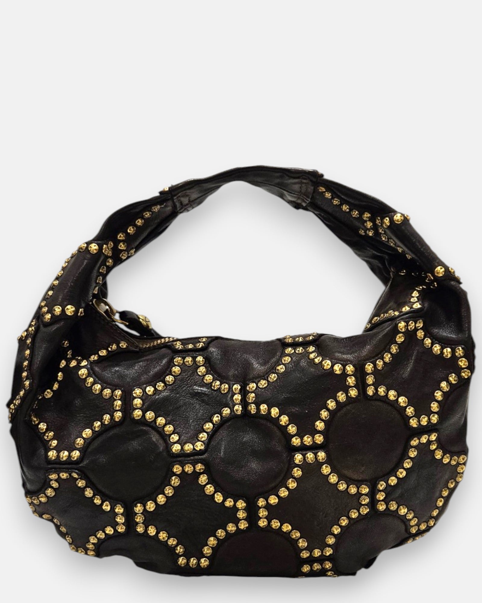 bolso Monalisa de piel marrón, destacando su elaborado mosaico geométrico de tachuelas doradas y su asa de mano integrada.