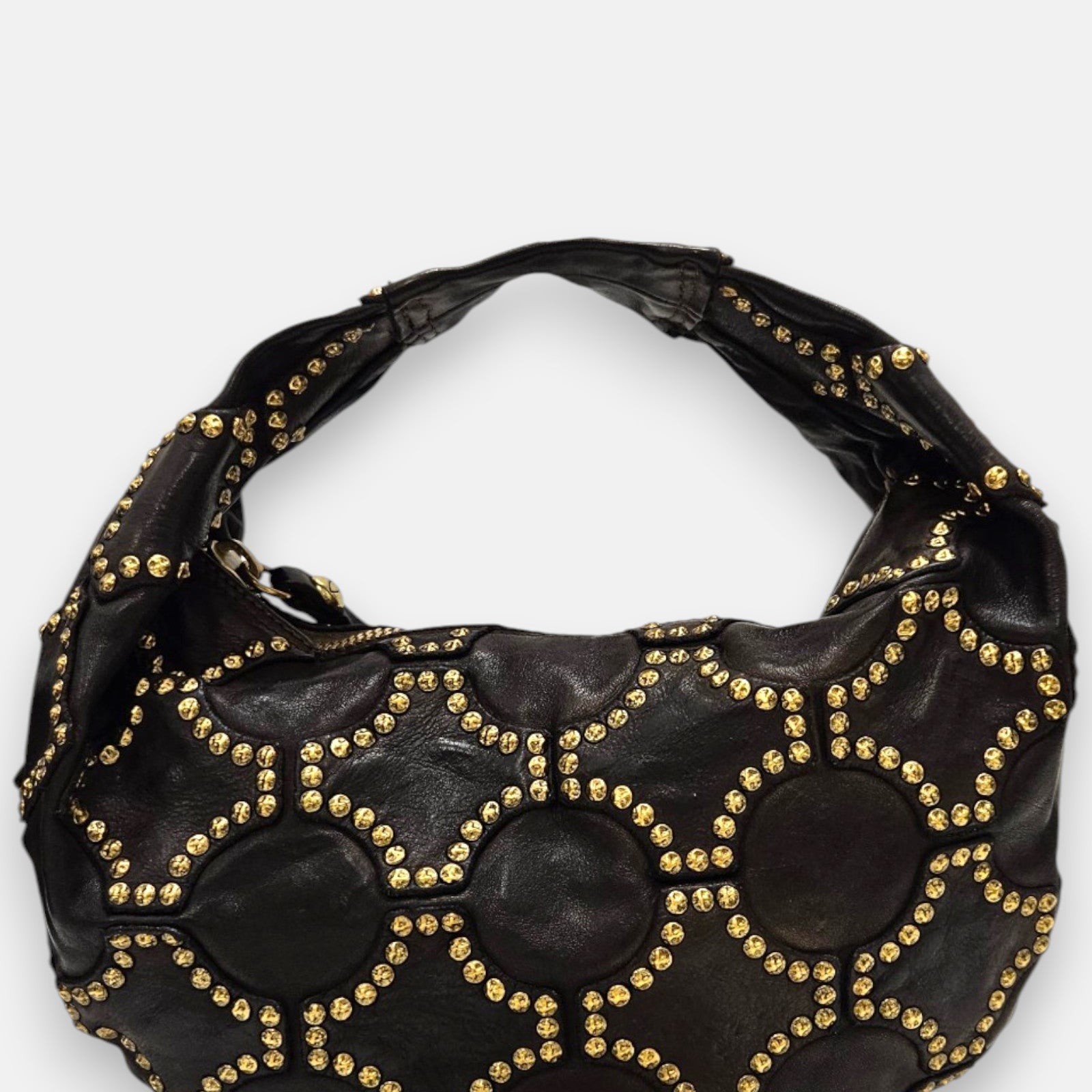 bolso Ginebra de piel marrón, destacando su elaborado mosaico geométrico de tachuelas doradas y su asa de mano integrada.