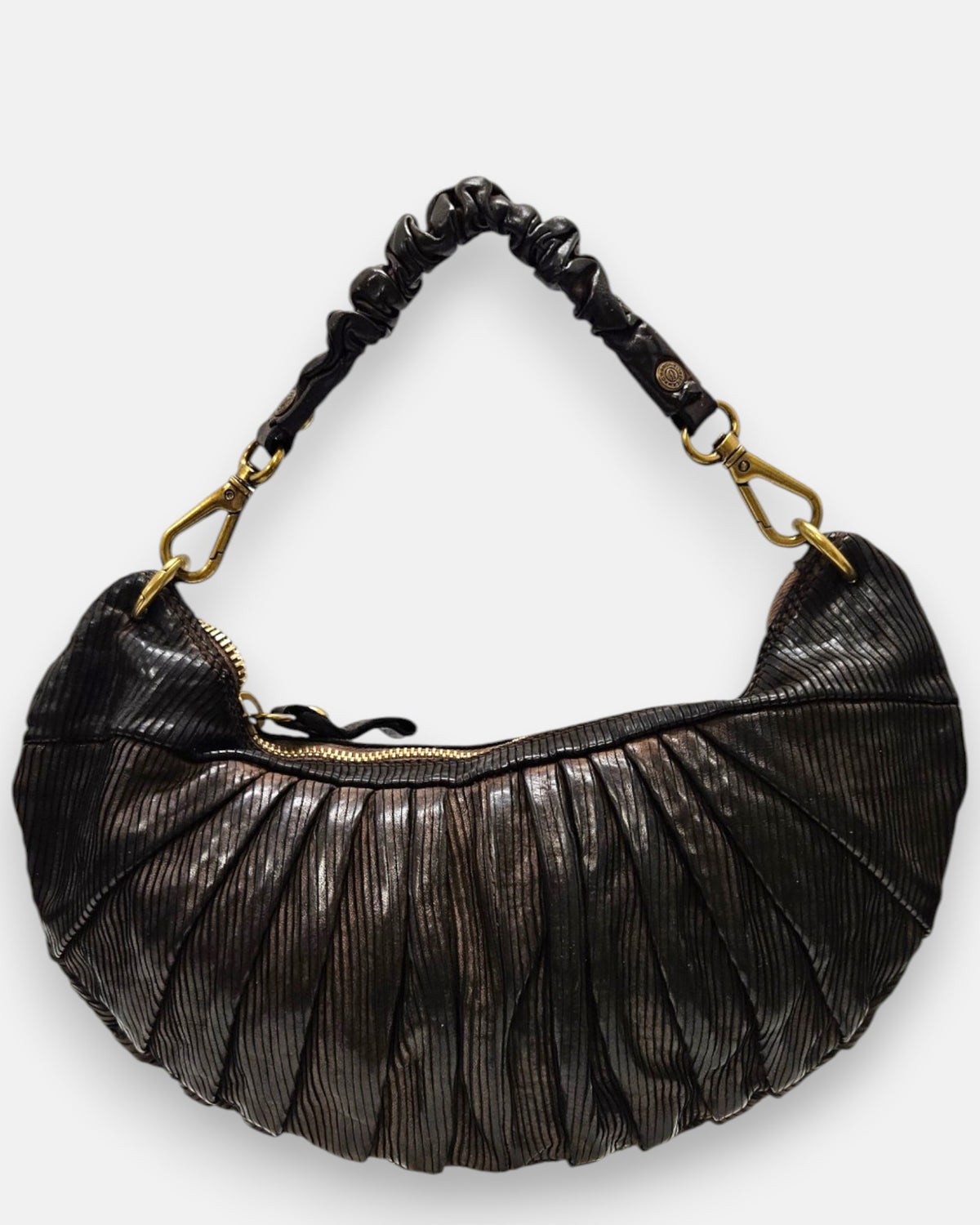 bolso Beatrice de piel marrón con plizado vertical, silueta media luna y asa fruncida con mosquetones dorados.