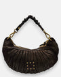bolso Beatrice en piel plisada marrón, detallando en el centro el parche cuadrado de piel con tachuelas doradas envejecidas.