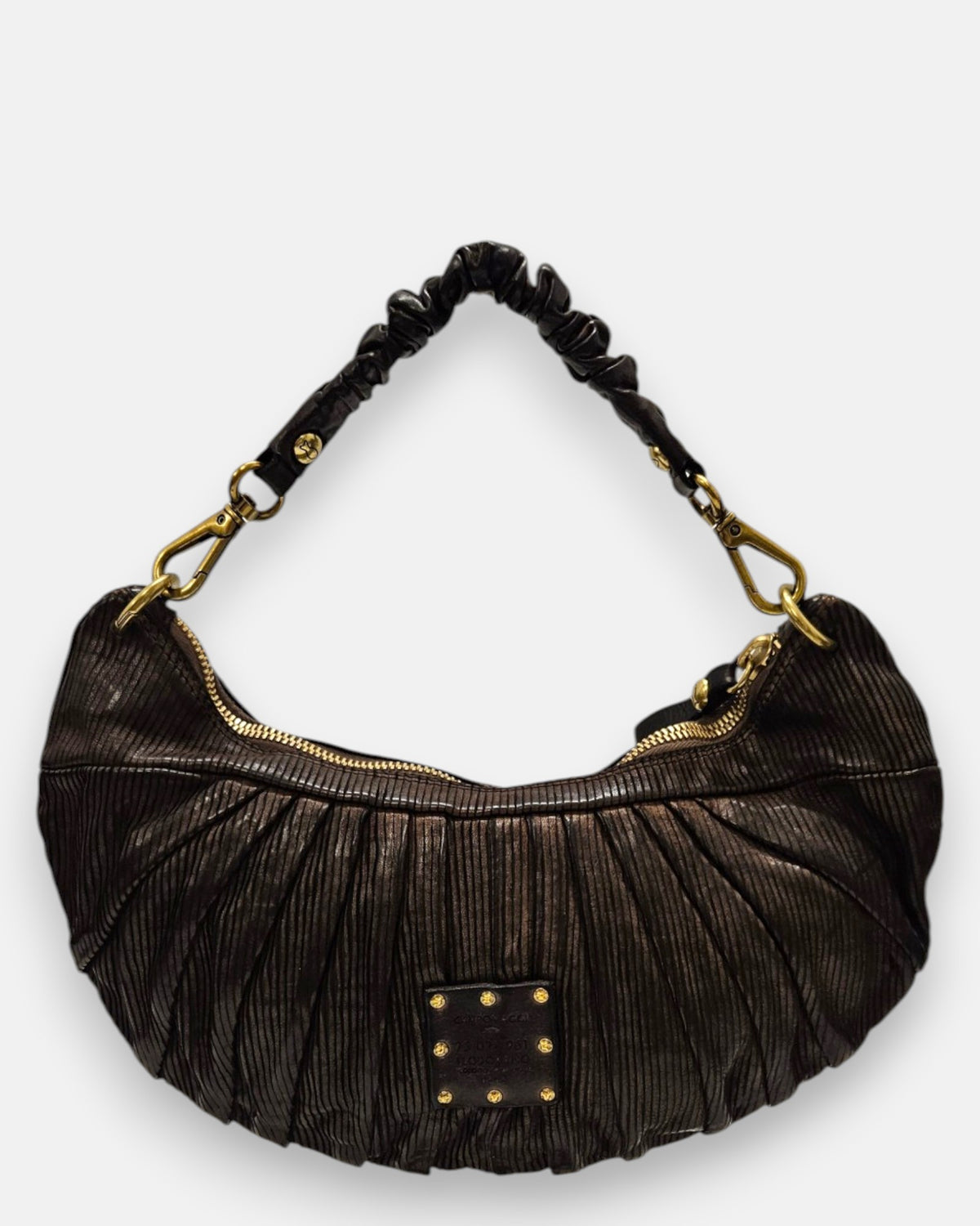 bolso Beatrice en piel plisada marrón, detallando en el centro el parche cuadrado de piel con tachuelas doradas envejecidas.
