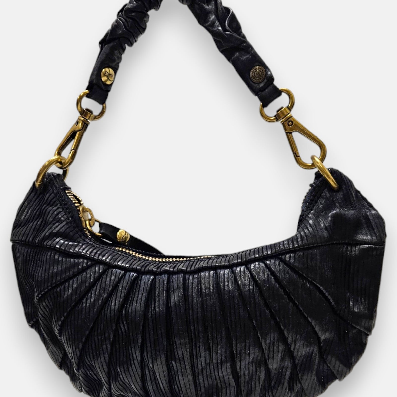 bolso Donatella de piel azul noche con plizado vertical, silueta media luna y asa fruncida con mosquetones dorados.