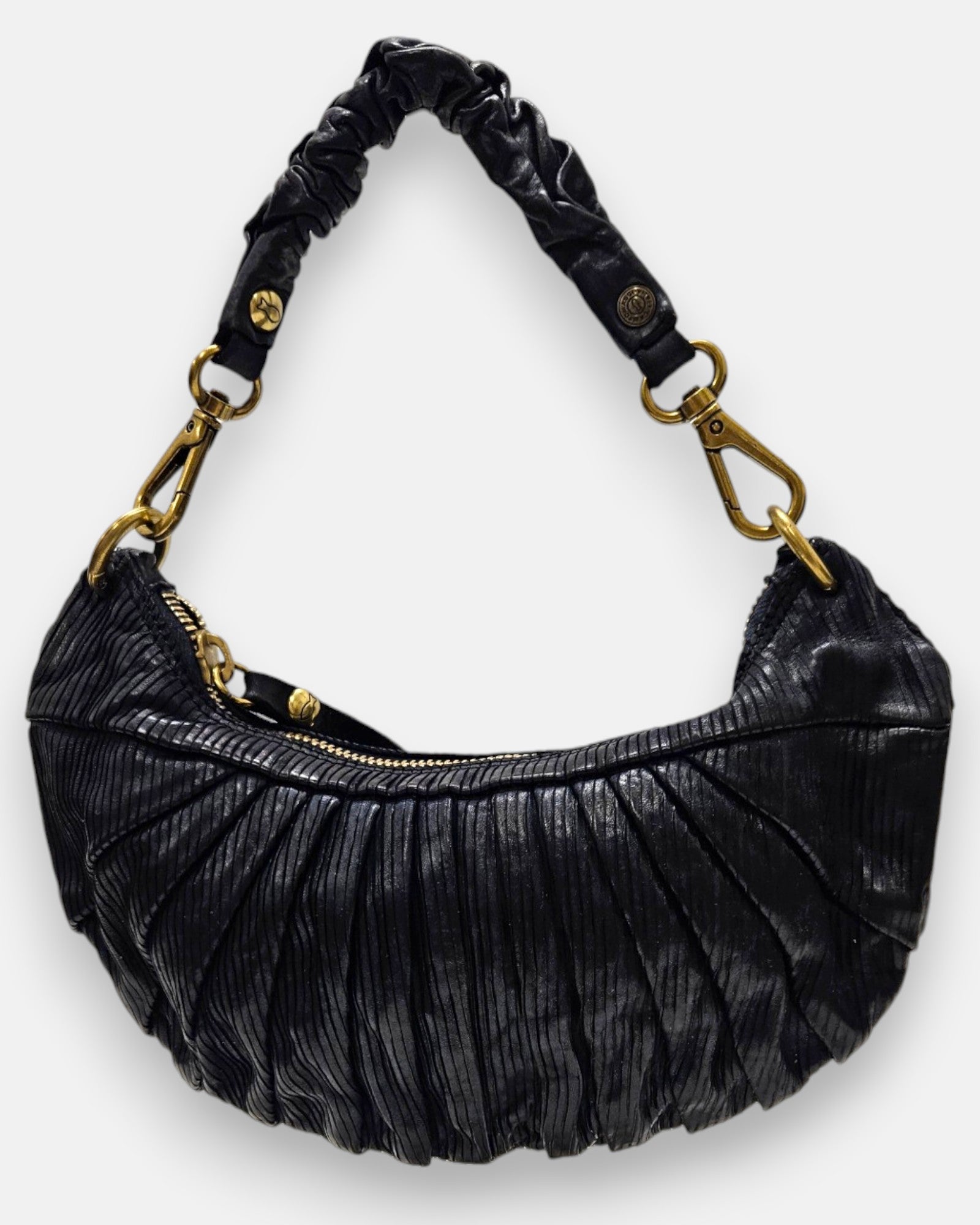 bolso Donatella de piel azul noche con plizado vertical, silueta media luna y asa fruncida con mosquetones dorados.