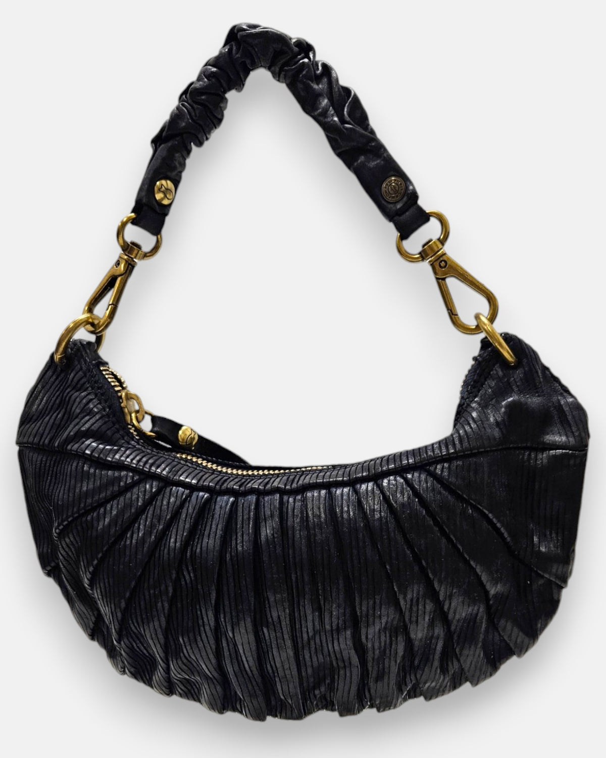 bolso Donatella de piel azul noche con plizado vertical, silueta media luna y asa fruncida con mosquetones dorados.