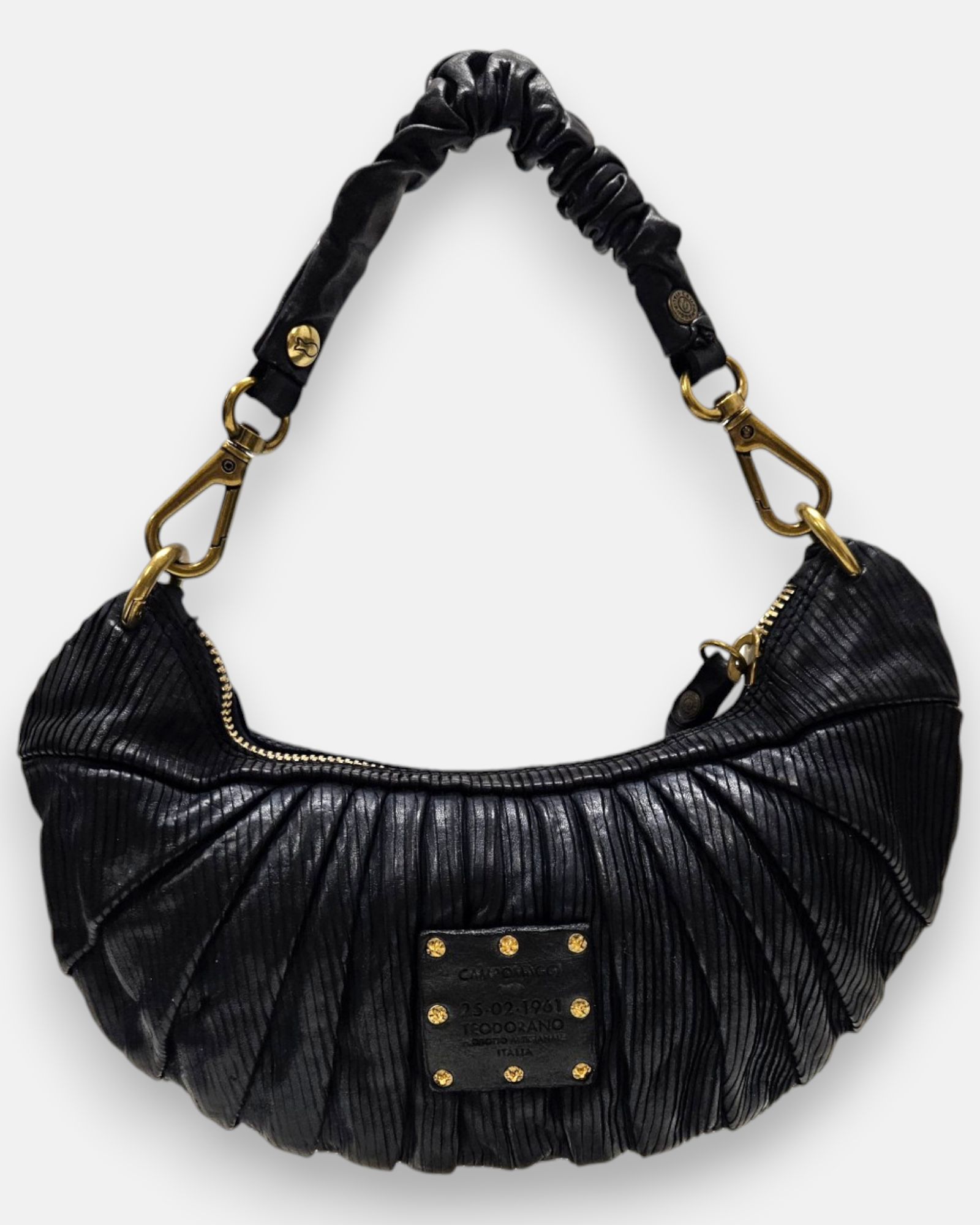 reverso del bolso Donatella en piel plisada azul noche, detallando en el centro el parche cuadrado de piel con tachuelas doradas envejecidas.