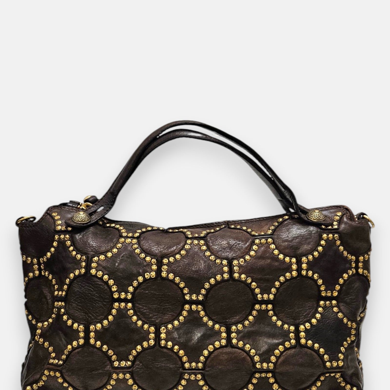 bolso Allegra de piel marrón, destacando su elaborado mosaico geométrico de tachuelas doradas y sus dobles asas de hombro.