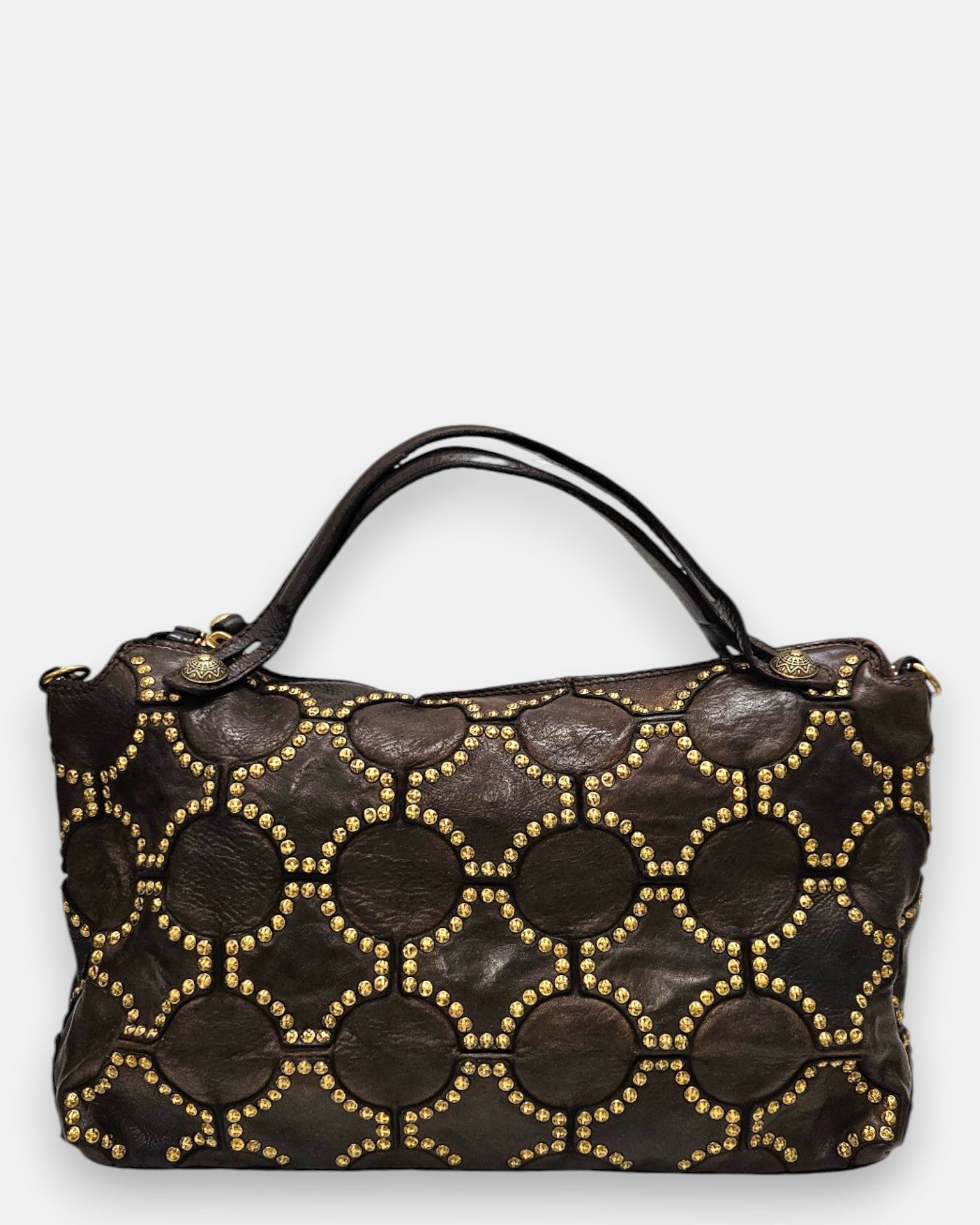 bolso Allegra de piel marrón, destacando su elaborado mosaico geométrico de tachuelas doradas y sus dobles asas de hombro.