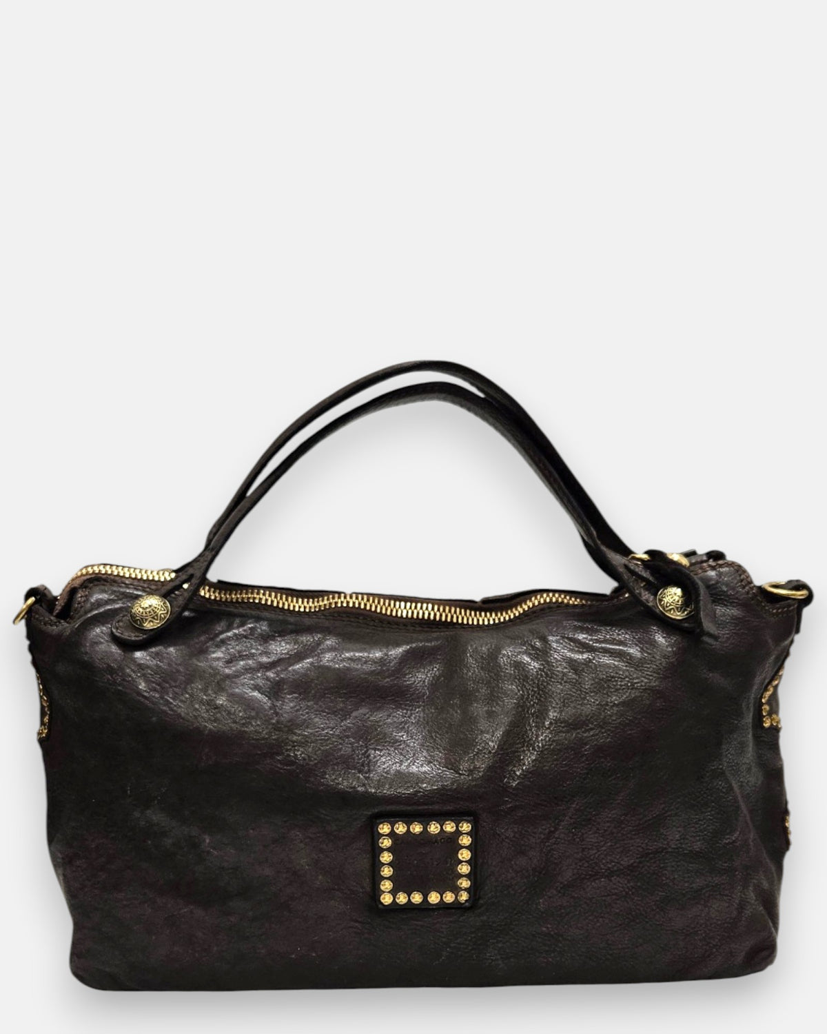 reverso en piel marrón lisa del bolso Allegra, detallando en la parte inferior el parche cuadrado de piel con tachuelas doradas envejecidas, sus dobles asas superiores y la cremallera metálica de cierre.
