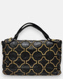 bolso Luciana de piel negra, destacando su elaborado mosaico geométrico de tachuelas doradas y sus dobles asas de hombro.
