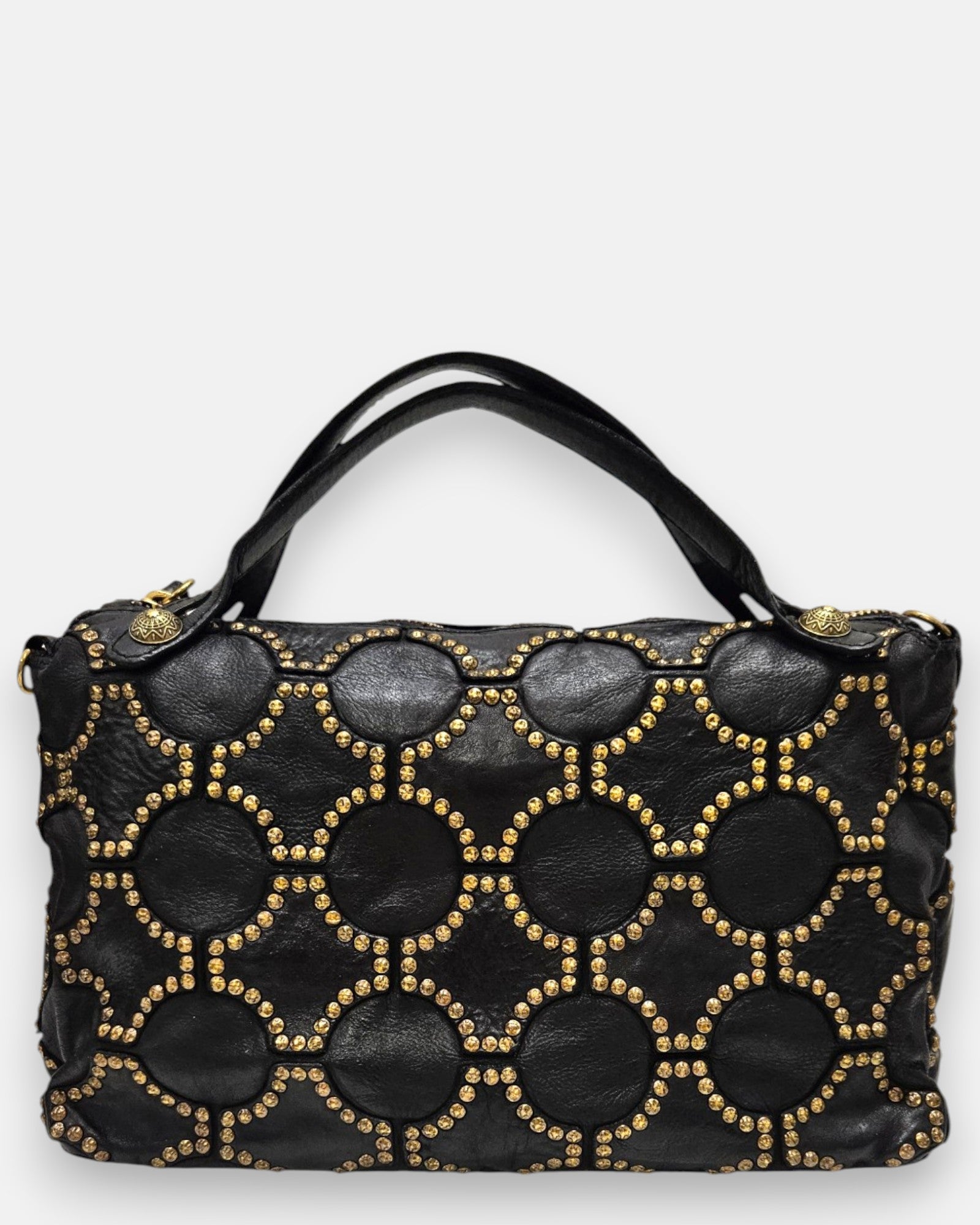 bolso Luciana de piel negra, destacando su elaborado mosaico geométrico de tachuelas doradas y sus dobles asas de hombro.