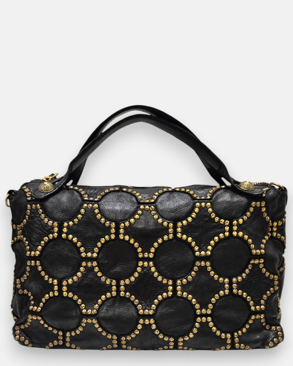 bolso Luciana de piel negra, destacando su elaborado mosaico geométrico de tachuelas doradas y sus dobles asas de hombro.