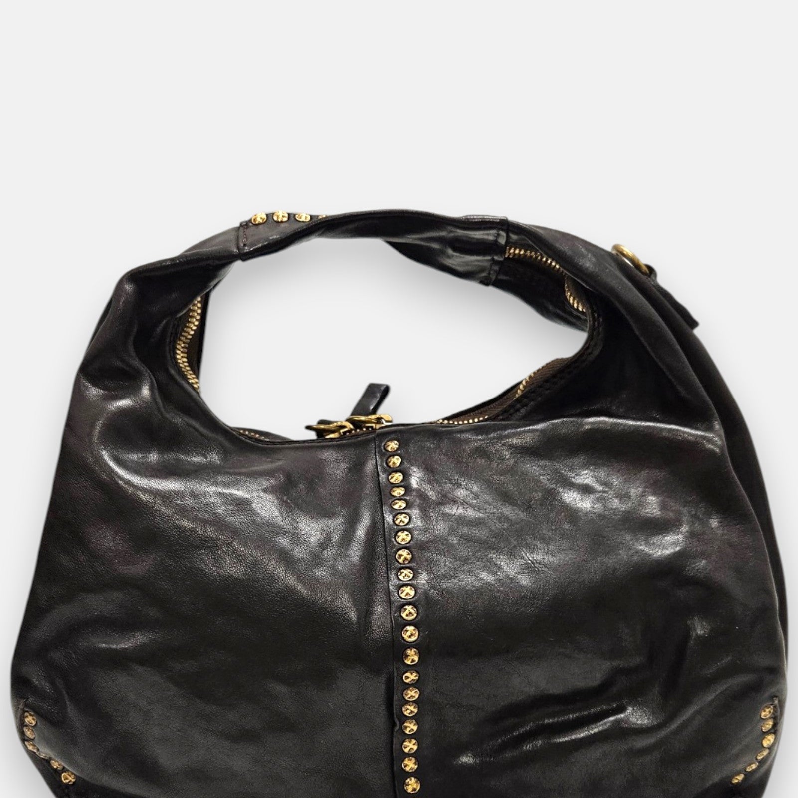 bolso Francesca de piel marrón, destacando su tira vertical central de tachuelas doradas y su asa de mano integrada.