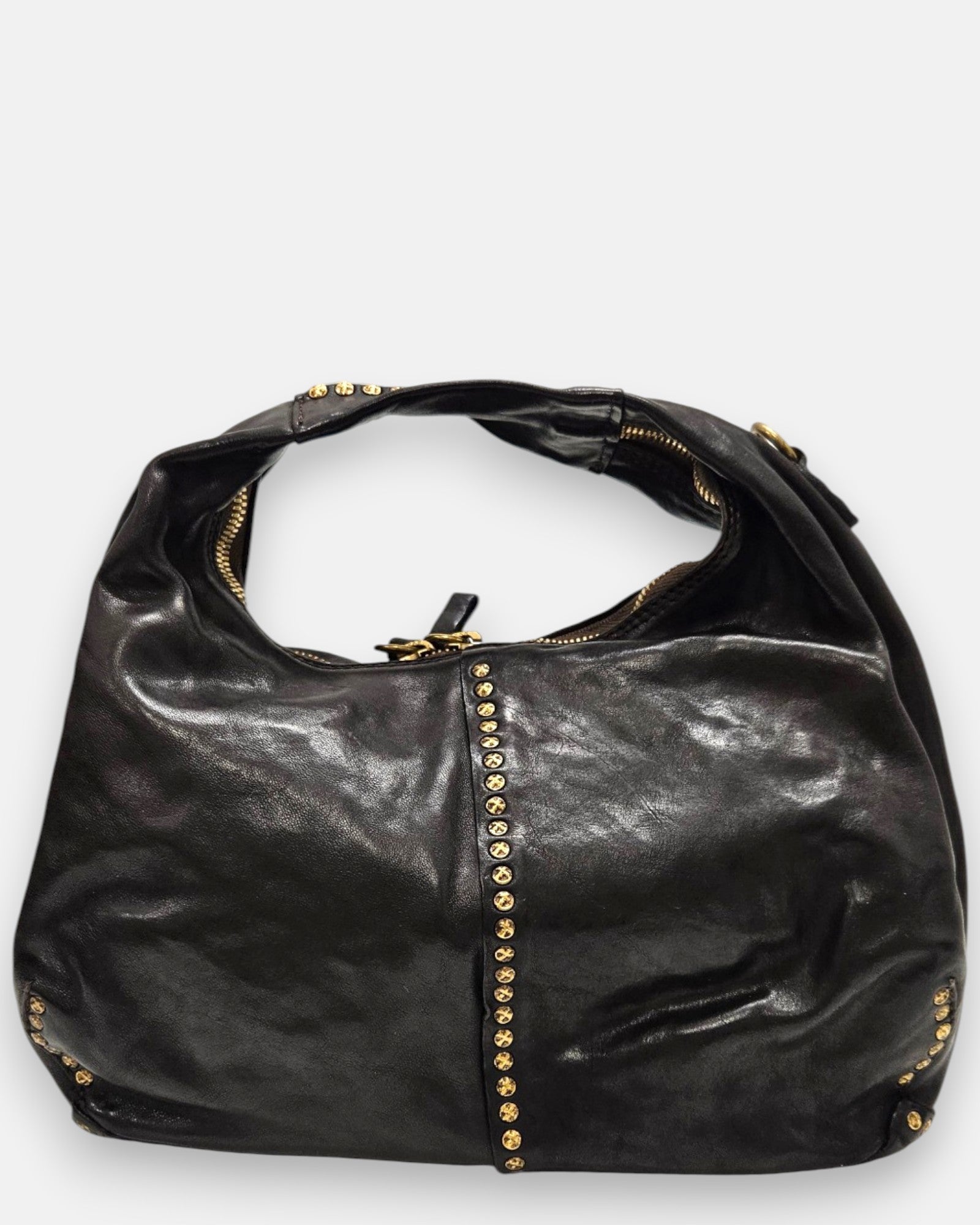 bolso Francesca de piel marrón, destacando su tira vertical central de tachuelas doradas y su asa de mano integrada.