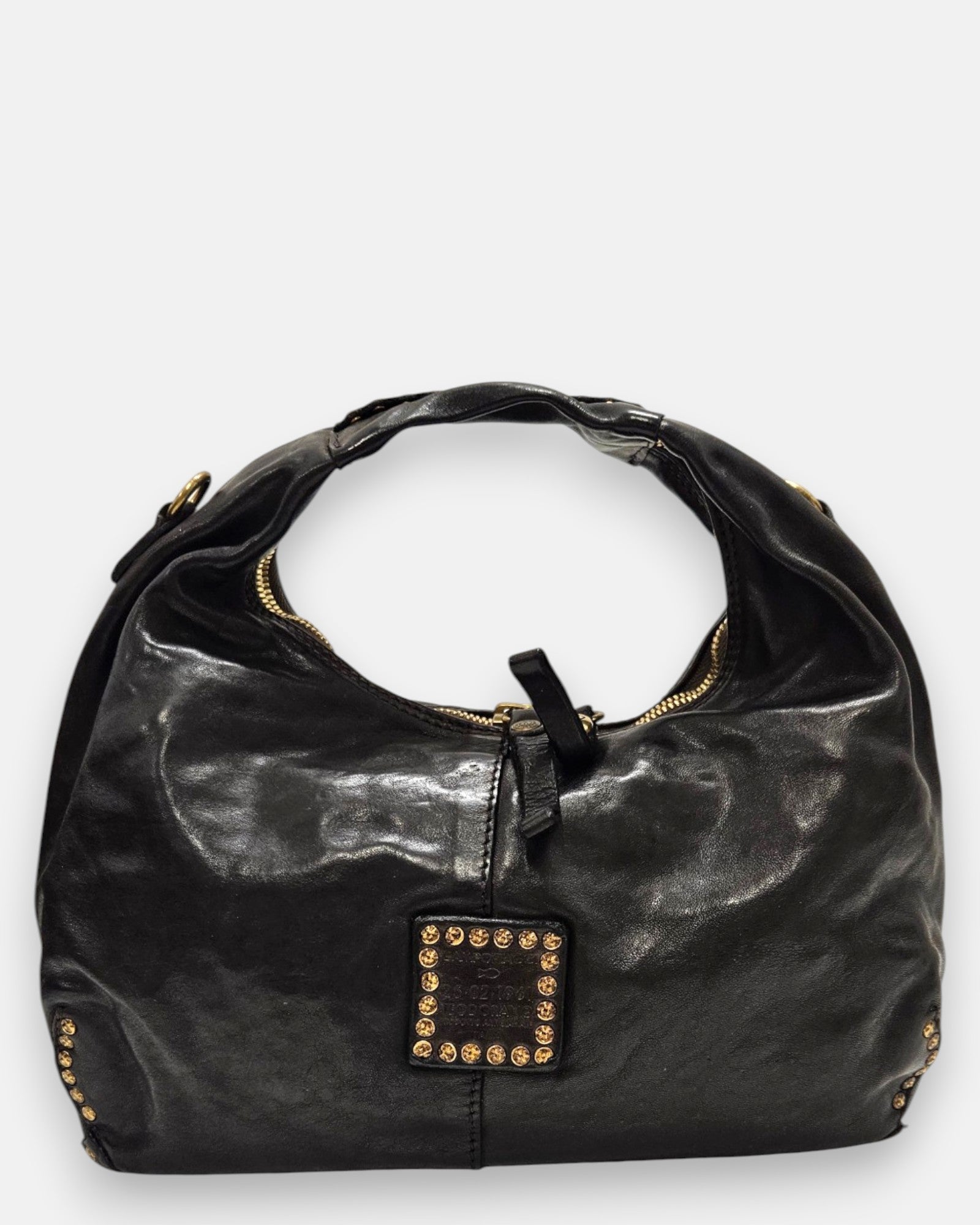 reverso en piel marrón lisa del bolso Francesca, detallando en la parte inferior el parche cuadrado de piel con tachuelas doradas envejecidas.