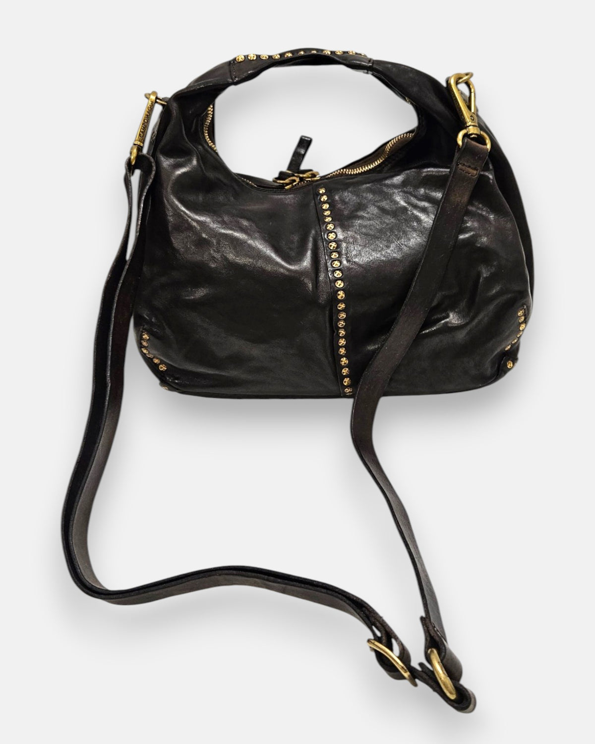 bolso Francesca completo junto a su correa larga de piel ajustable y extraíble, lista para llevar en posición cruzada.