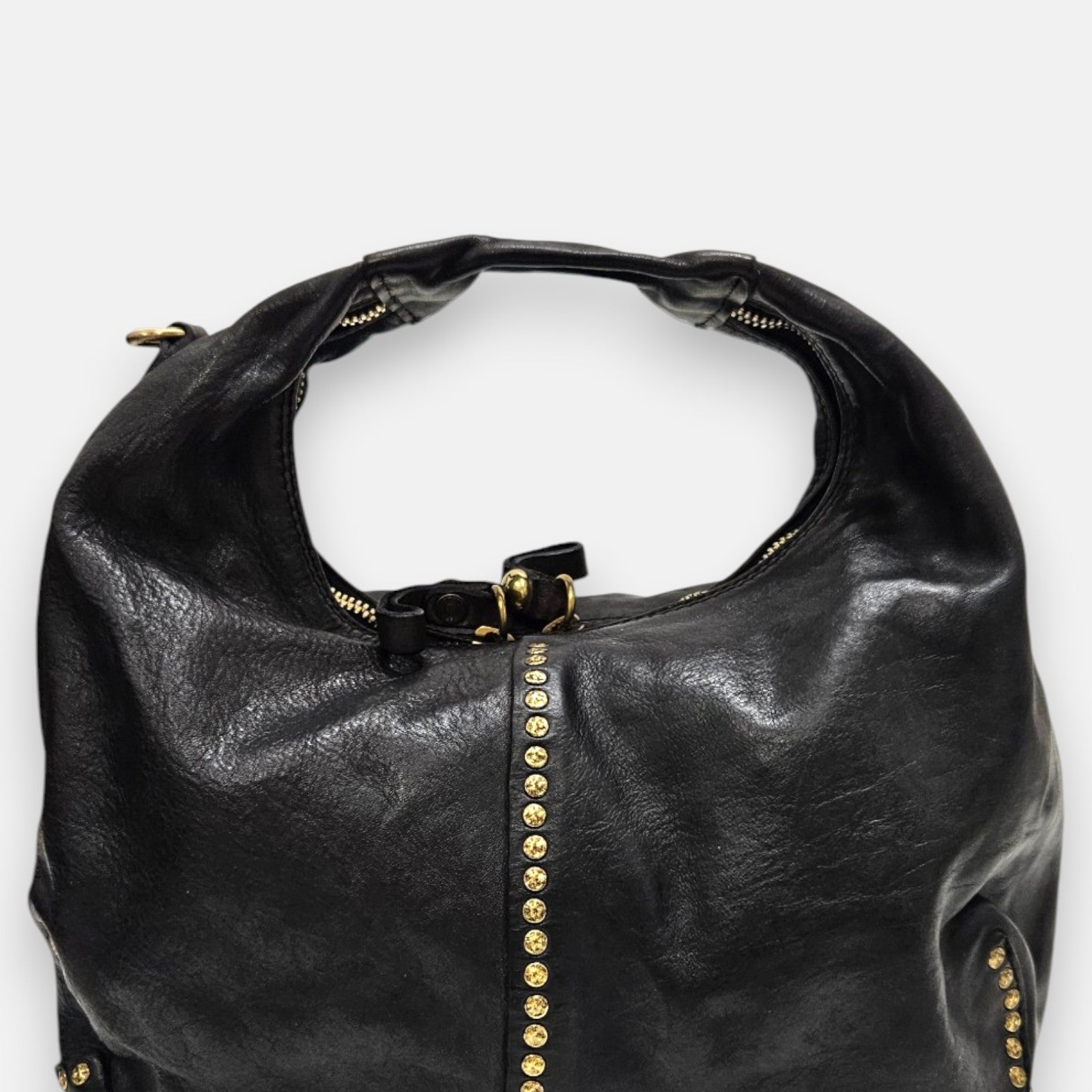 bolso Valentina de piel azul oscuro grisáceo, destacando su tira vertical central de tachuelas doradas y su asa de mano integrada.