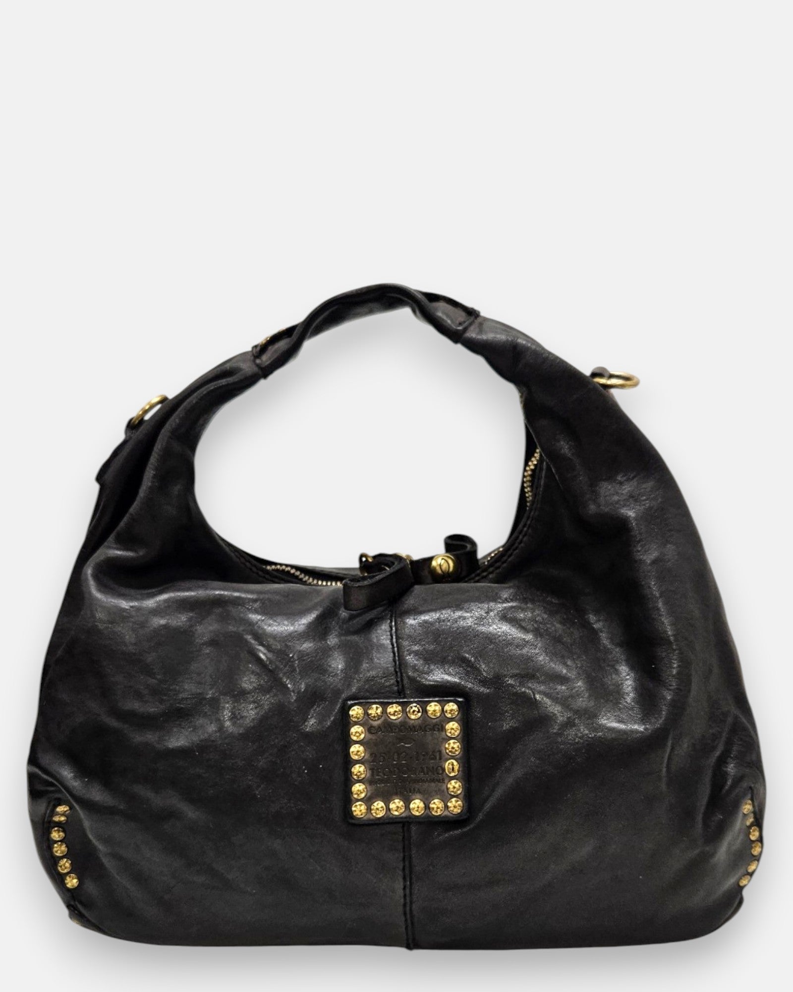 reverso en piel azul oscuro grisáceo lisa del bolso Valentina, detallando en la parte inferior el parche cuadrado de piel con tachuelas doradas envejecidas.