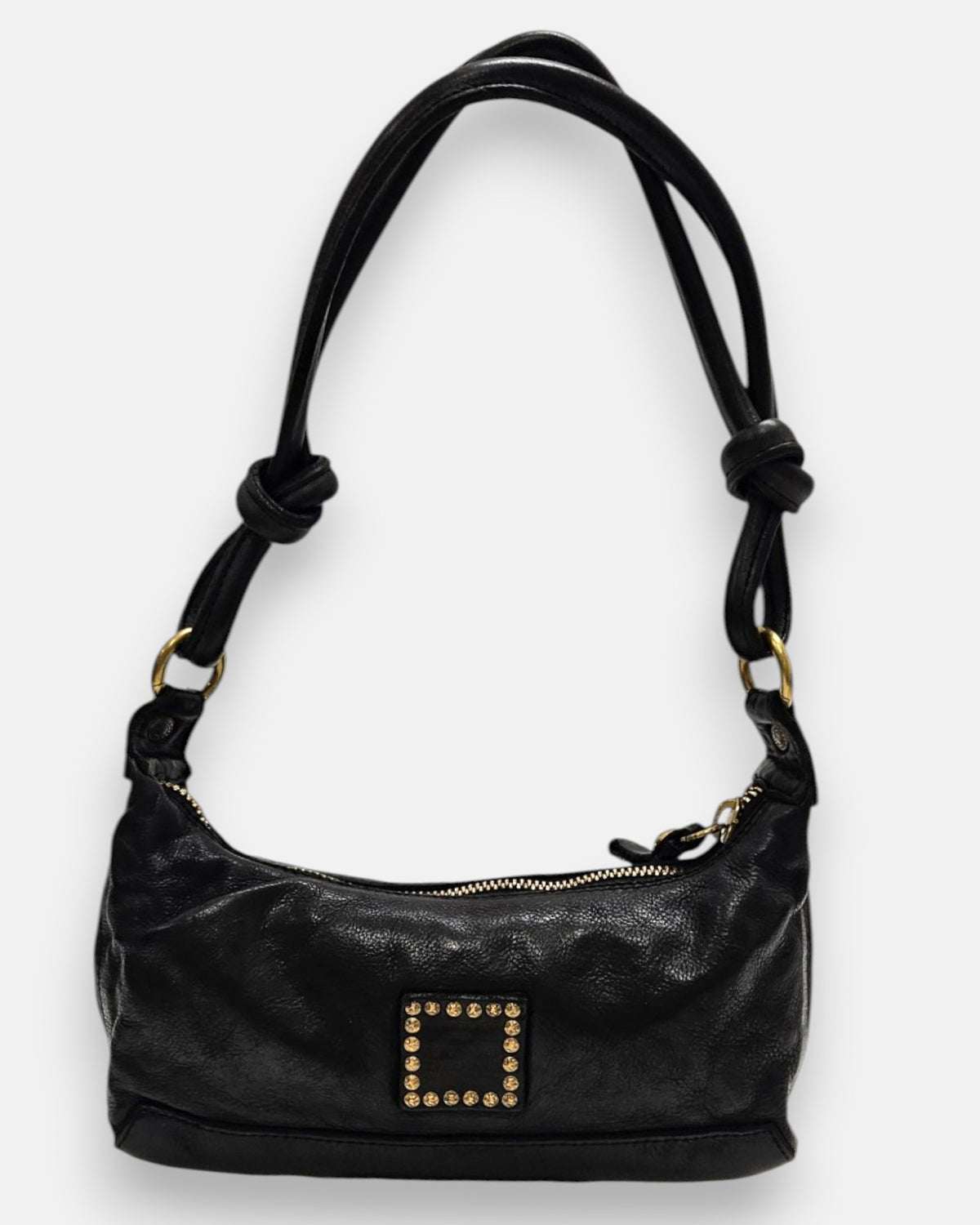 bolso Bianca de piel negra con asas tubulares anudadas y parche central de piel con tachuelas doradas.
