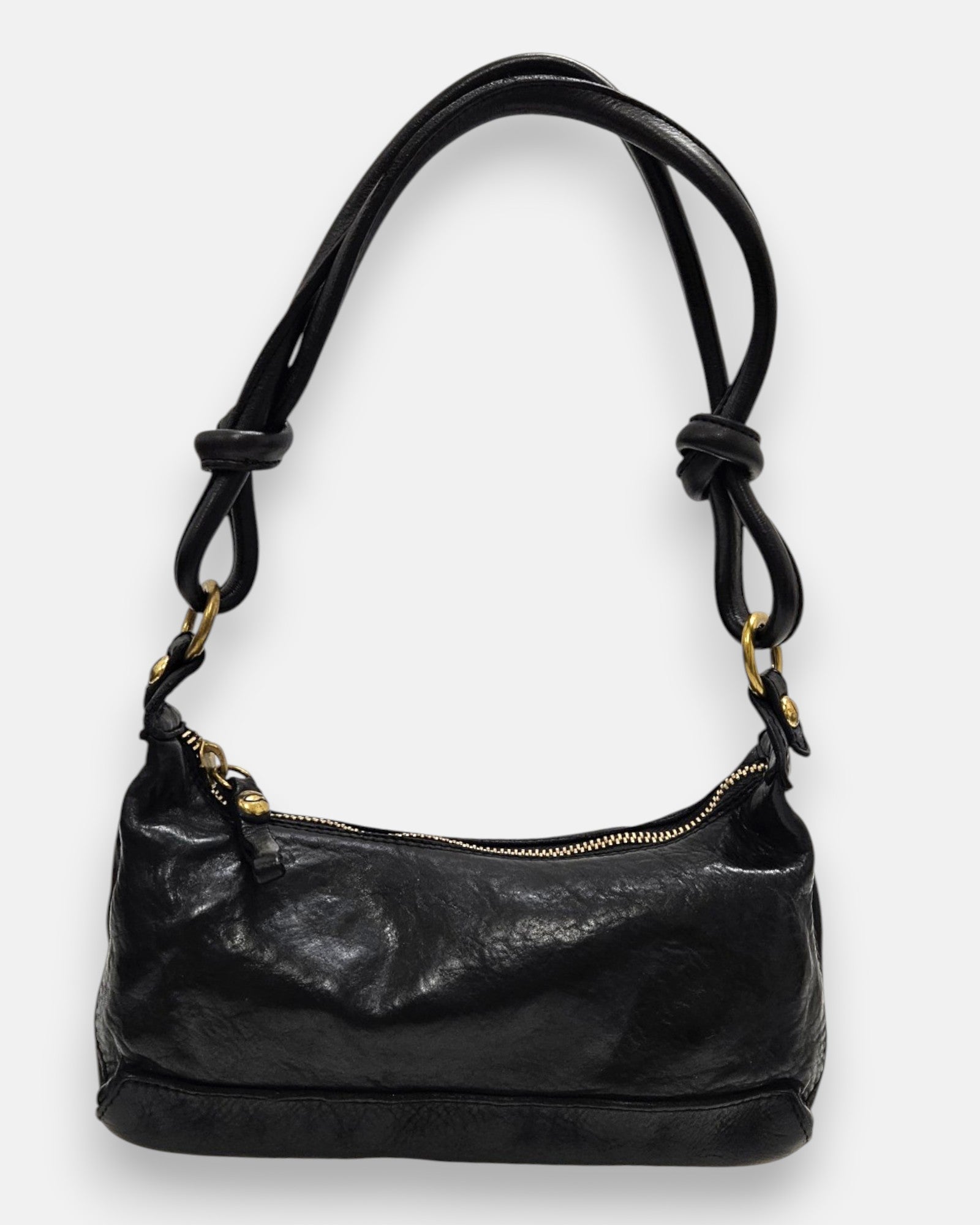 reverso en piel negra lisa del bolso Bianca, destacando la textura suave del material y el acabado de sus asas anudadas.