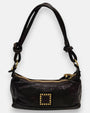 bolso Camilla de piel marrón con asas tubulares anudadas y parche central de piel con tachuelas doradas.