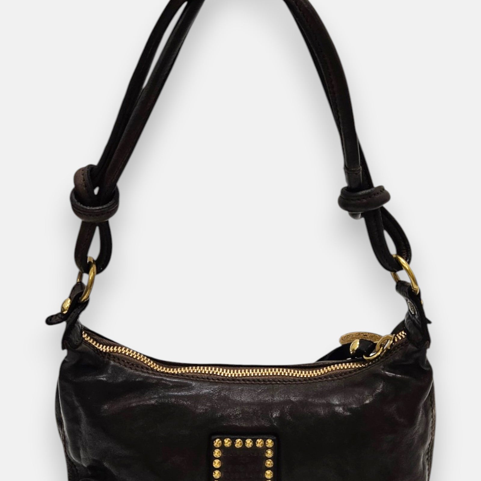 bolso Camilla de piel marrón con asas tubulares anudadas y parche central de piel con tachuelas doradas.