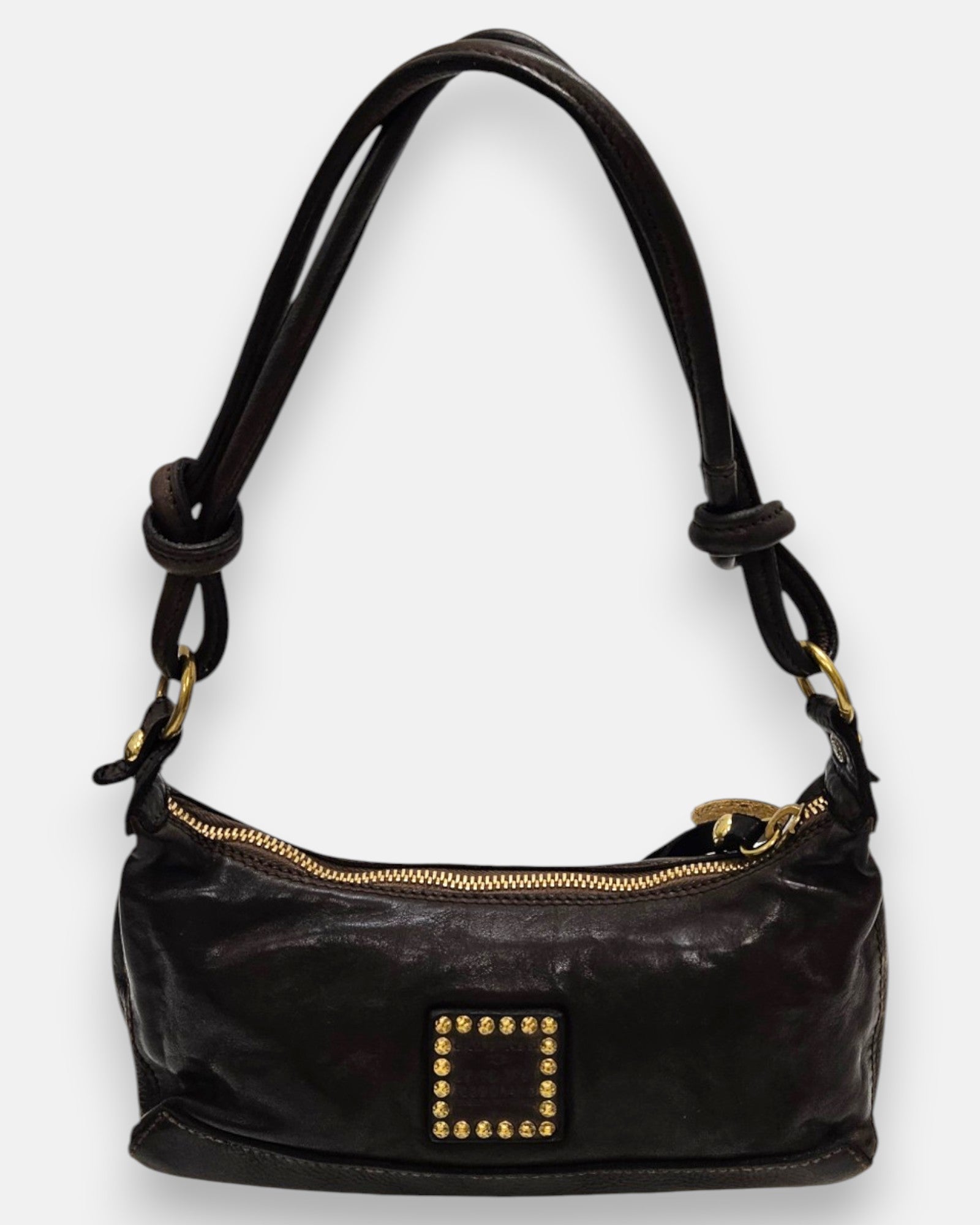 bolso Camilla de piel marrón con asas tubulares anudadas y parche central de piel con tachuelas doradas.