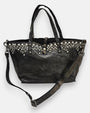 bolso Chiara completo junto a su correa larga de piel ajustable y extraíble con mosquetones plateados.