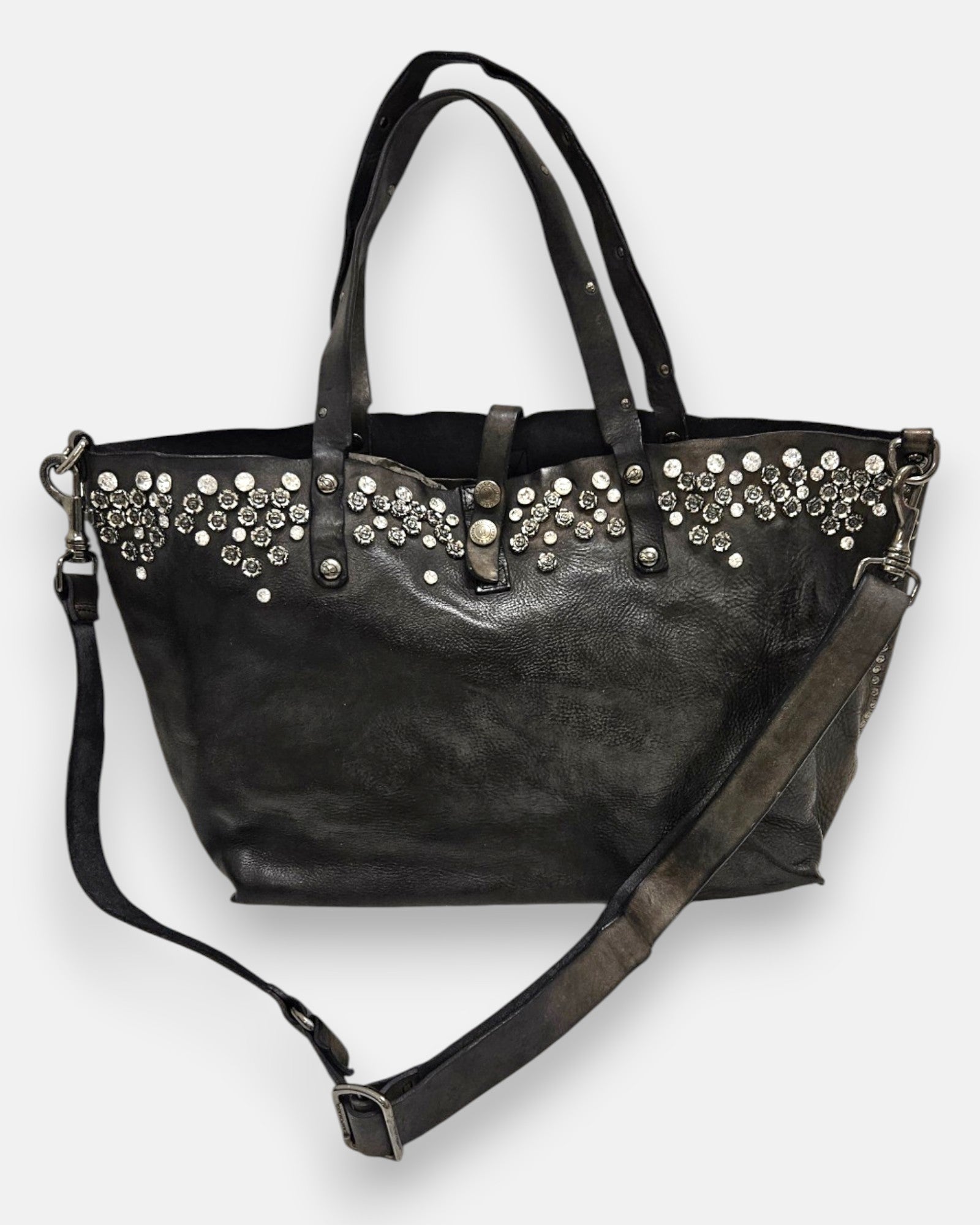 bolso Chiara completo junto a su correa larga de piel ajustable y extraíble con mosquetones plateados.