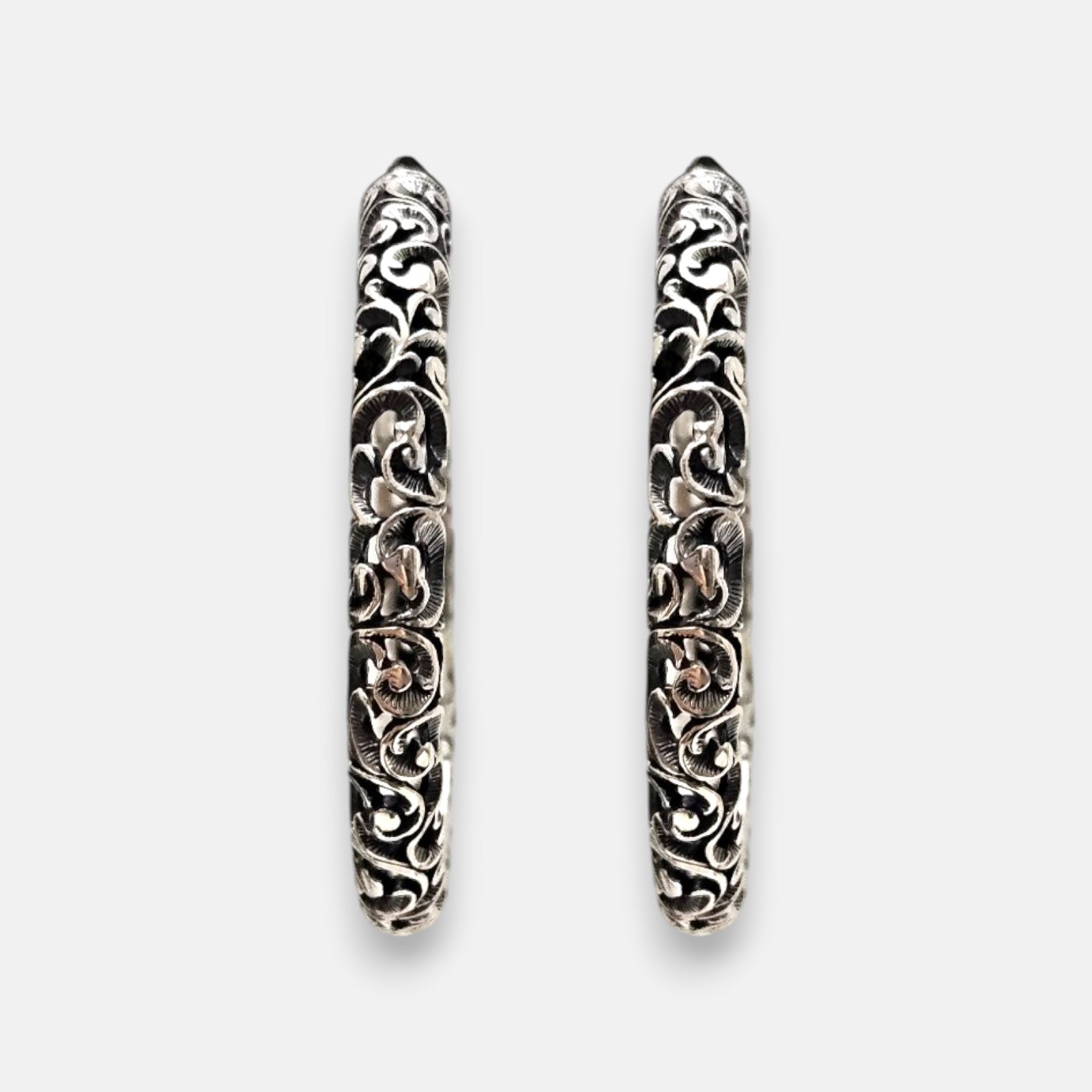 par de pendientes Tosca de Maria e Luisa Jewels en plata 925 calada con diseño barroco.