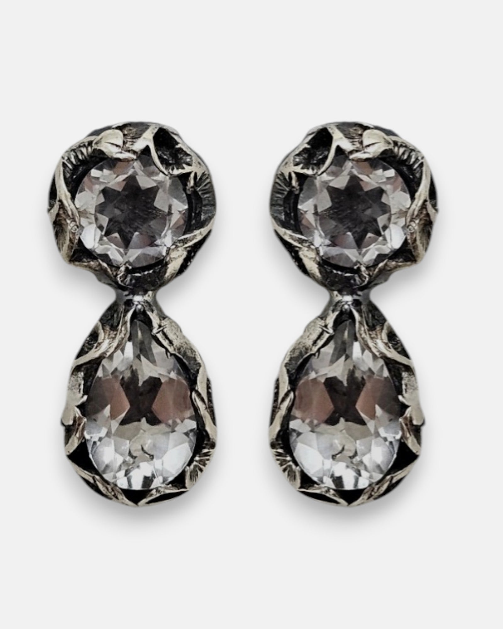 pendientes Artemisia de Maria e Luisa Jewels en plata 925 bruñida con cristales transparentes en talla redonda y pera.