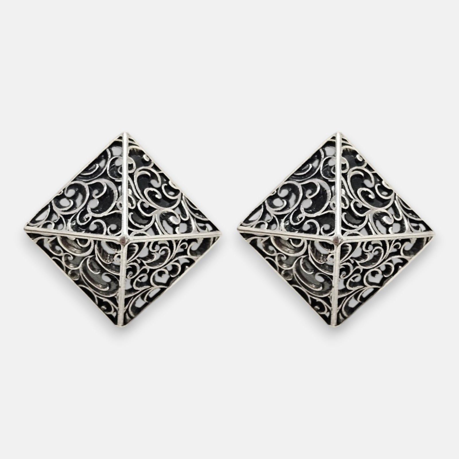 pendientes Livia de Maria e Luisa Jewels en plata 925 bruñida con forma piramidal calada en rombo.