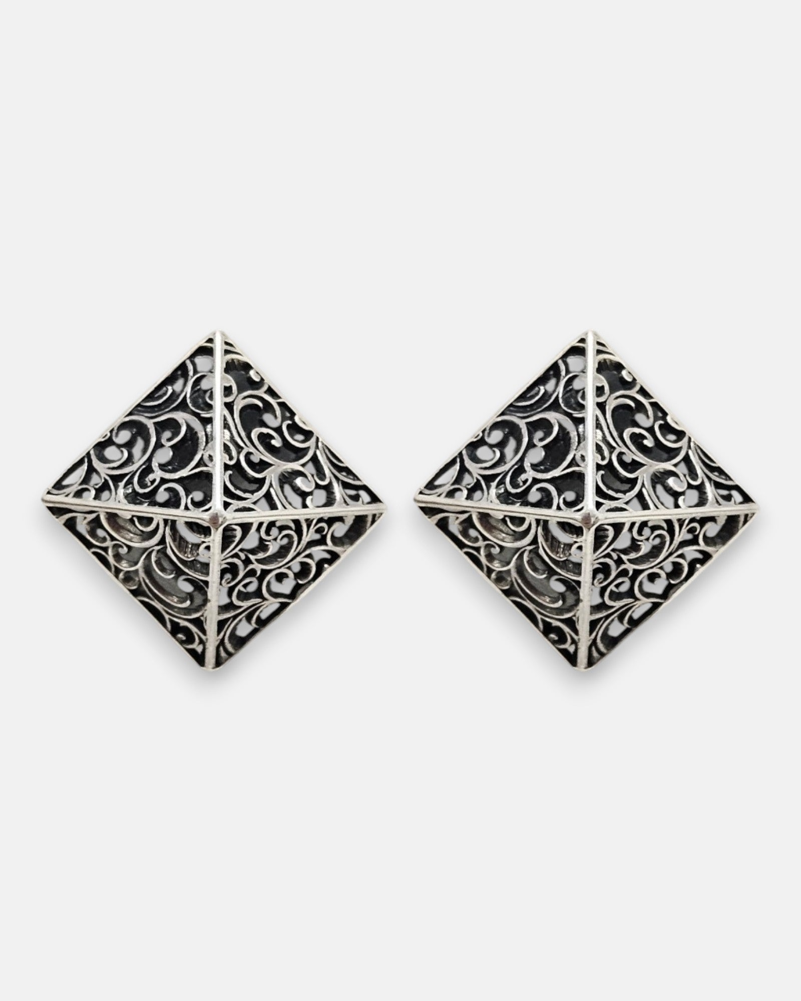 pendientes Livia de Maria e Luisa Jewels en plata 925 bruñida con forma piramidal calada en rombo.
