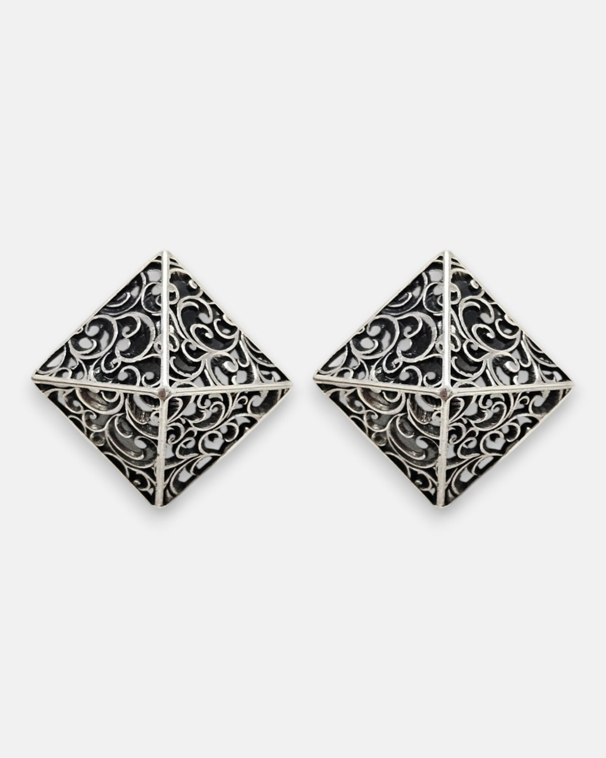 pendientes Livia de Maria e Luisa Jewels en plata 925 bruñida con forma piramidal calada en rombo.