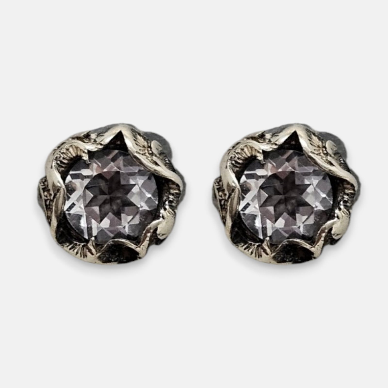 pendientes Dalia de Maria e Luisa Jewels en plata 925 bruñida con cristal redondo ahumado y montura de flor.