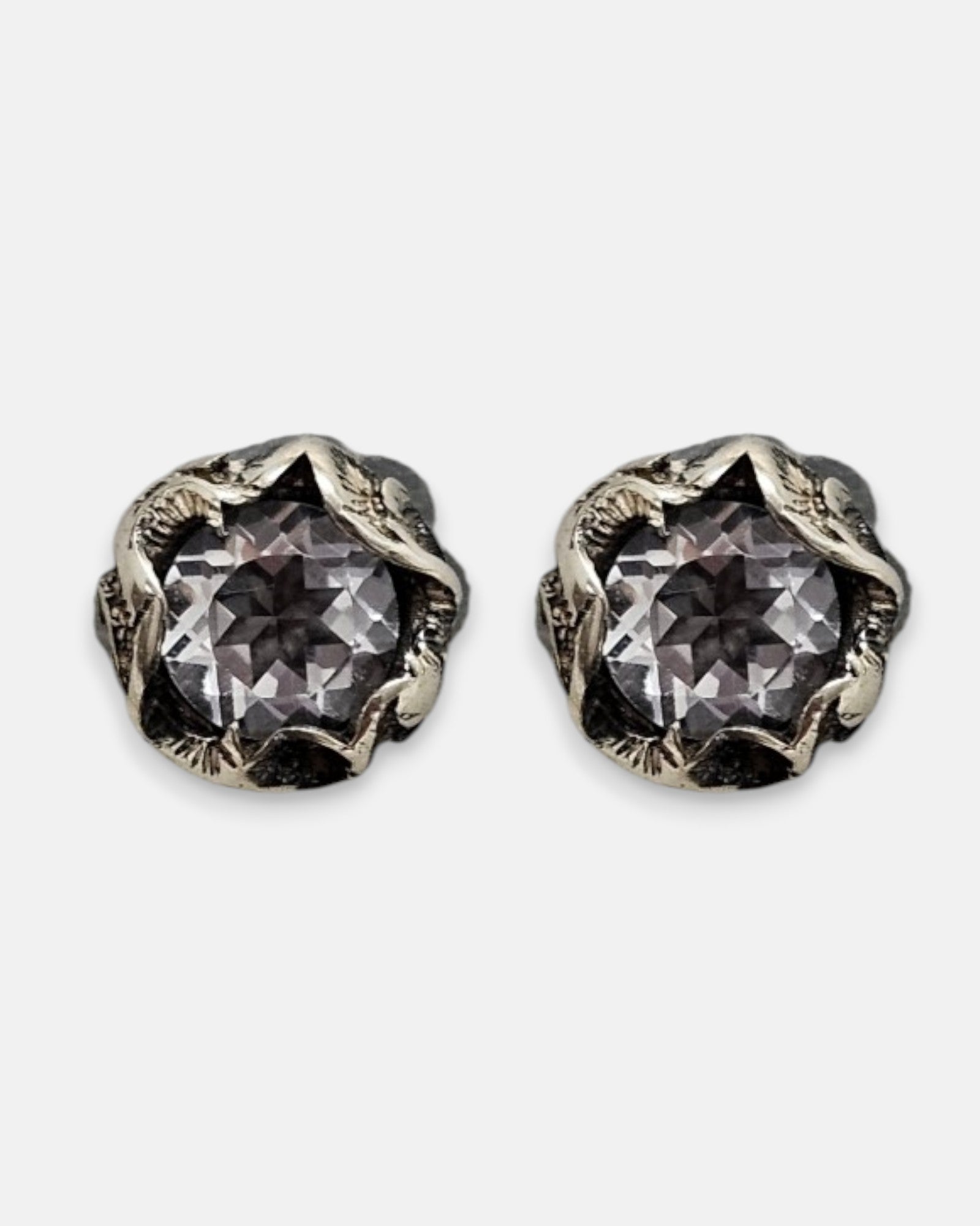 pendientes Dalia de Maria e Luisa Jewels en plata 925 bruñida con cristal redondo ahumado y montura de flor.
