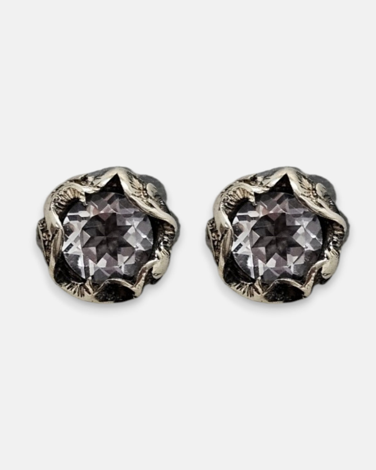 pendientes Dalia de Maria e Luisa Jewels en plata 925 bruñida con cristal redondo ahumado y montura de flor.