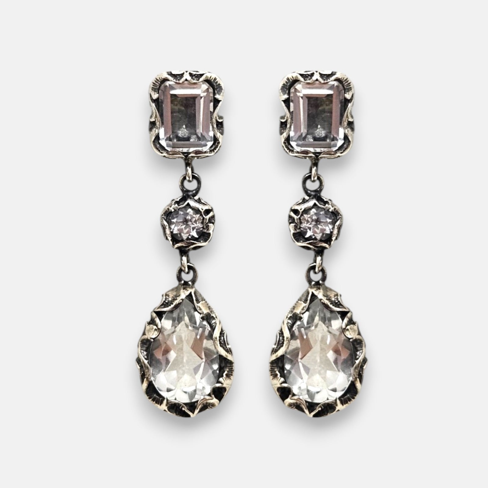 pendientes Lavinia de Maria e Luisa Jewels en plata 925 bruñida con cascada de tres cristales transparentes.