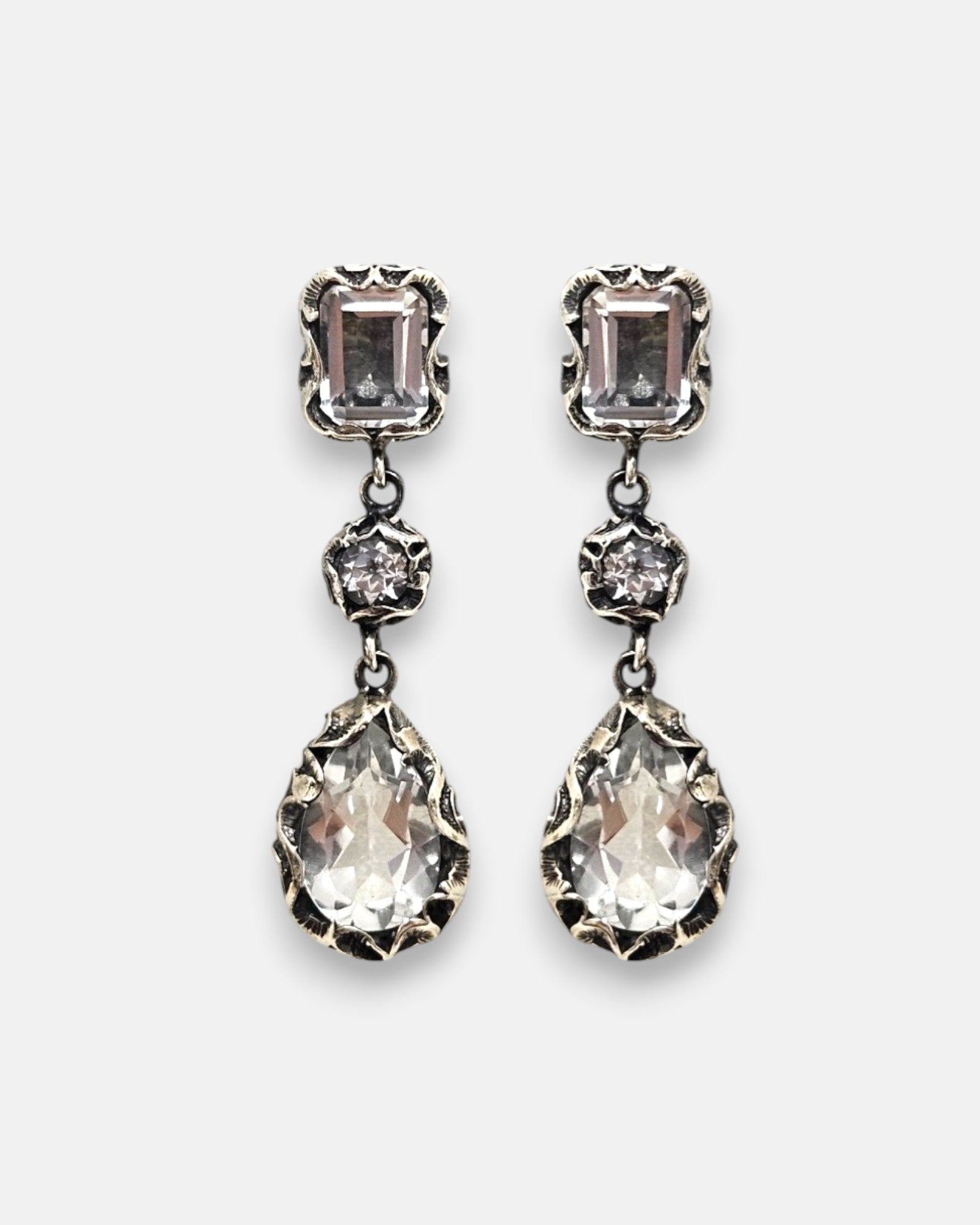 pendientes Lavinia de Maria e Luisa Jewels en plata 925 bruñida con cascada de tres cristales transparentes.