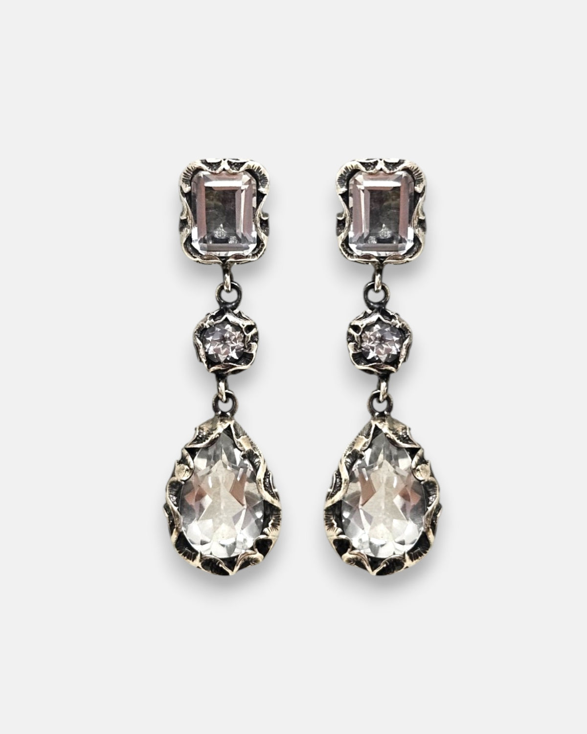 pendientes Lavinia de Maria e Luisa Jewels en plata 925 bruñida con cascada de tres cristales transparentes.