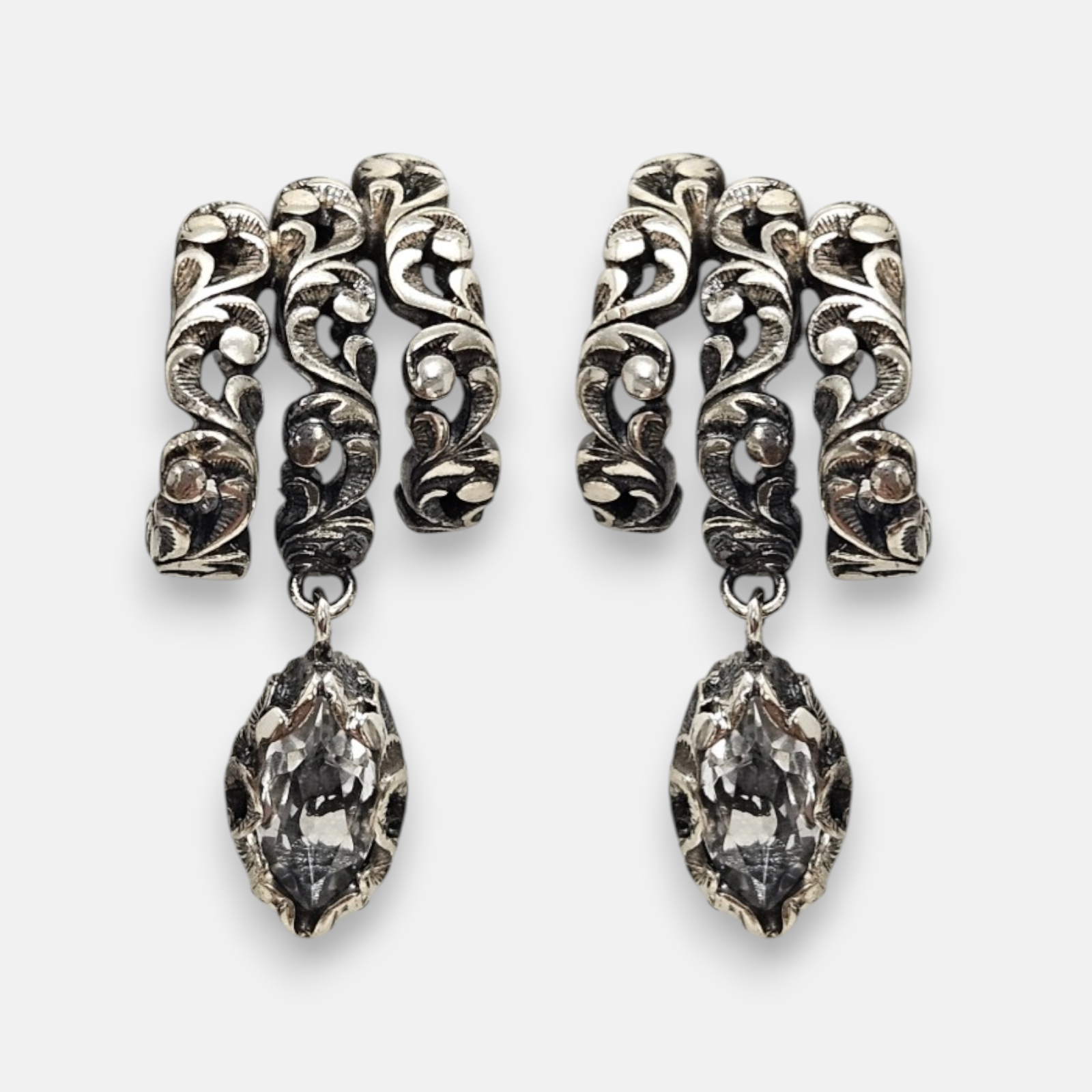 pendientes Ottavia de Maria e Luisa Jewels en plata 925 bruñida con triple arco y lágrima de cristal colgante.