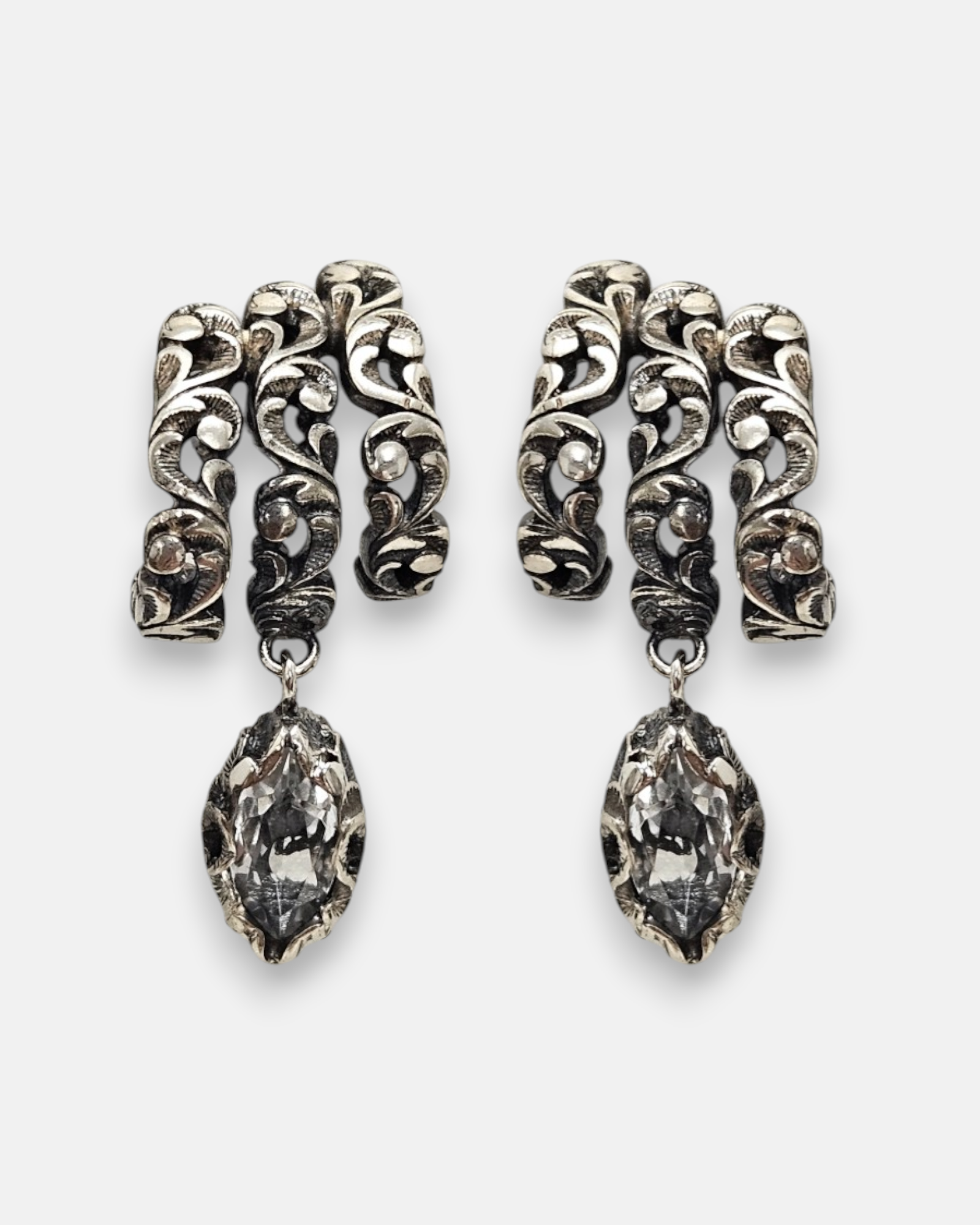 pendientes Ottavia de Maria e Luisa Jewels en plata 925 bruñida con triple arco y lágrima de cristal colgante.