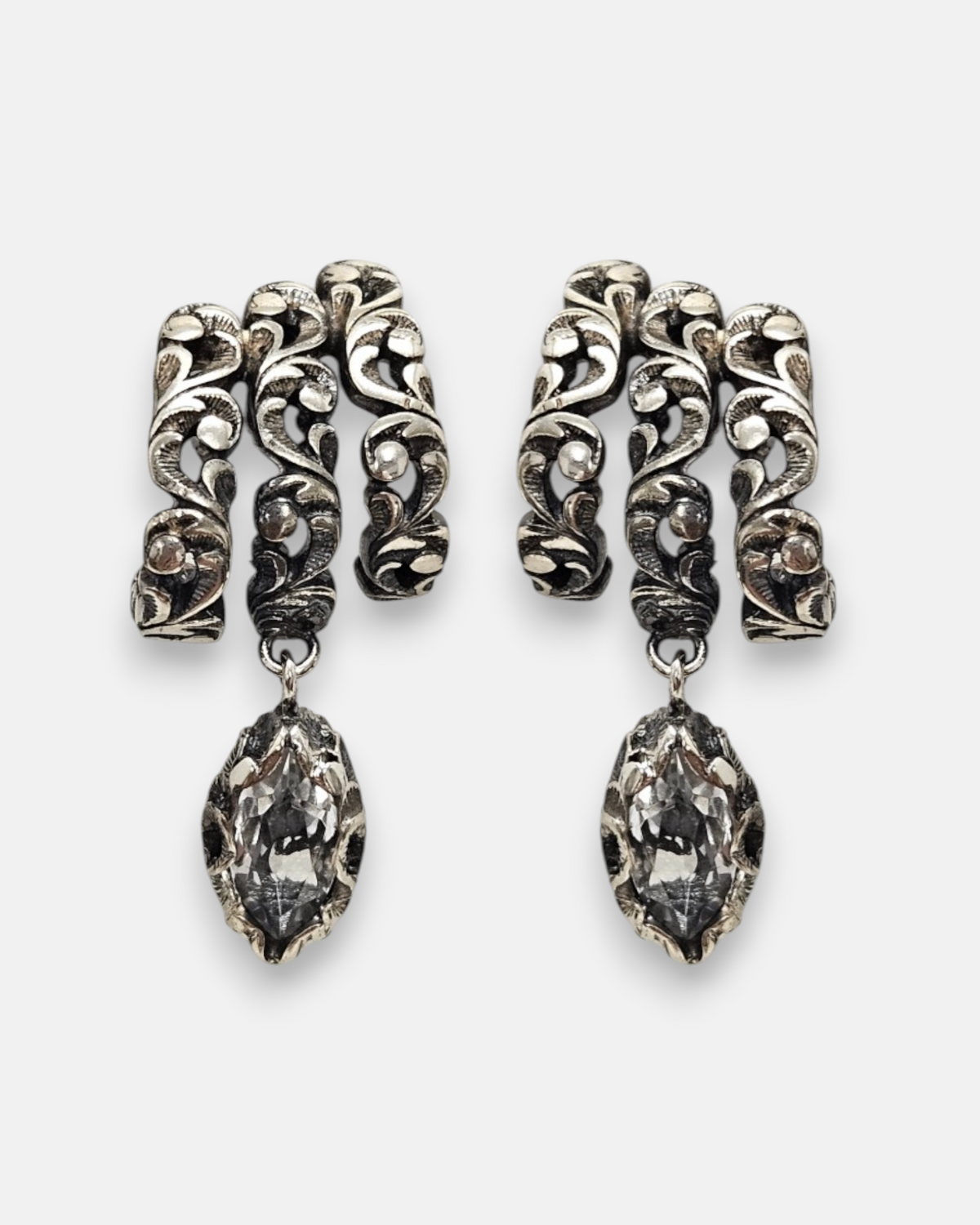 pendientes Ottavia de Maria e Luisa Jewels en plata 925 bruñida con triple arco y lágrima de cristal colgante.
