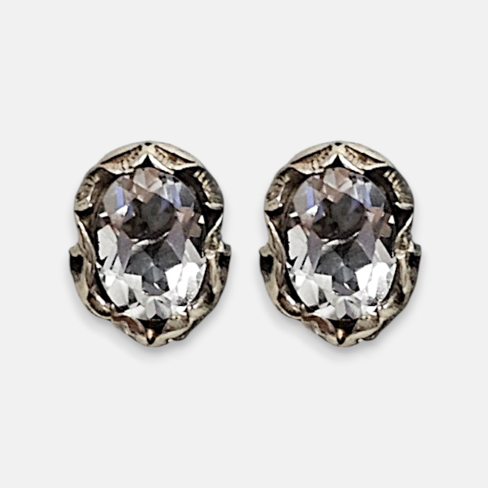 pendientes Eos de Maria e Luisa Jewels en plata 925 bruñida con cristal ovalado transparente.