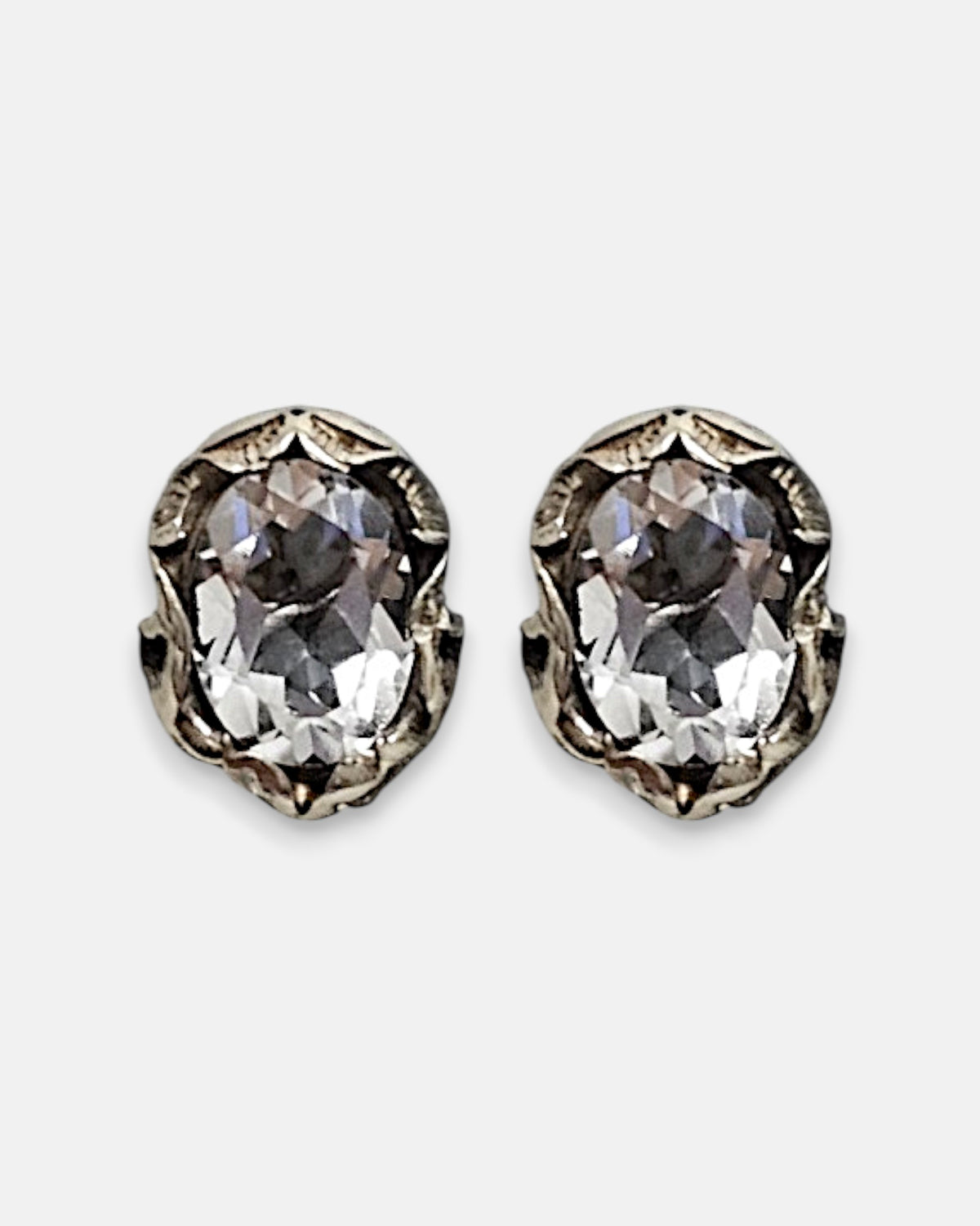 pendientes Eos de Maria e Luisa Jewels en plata 925 bruñida con cristal ovalado transparente.