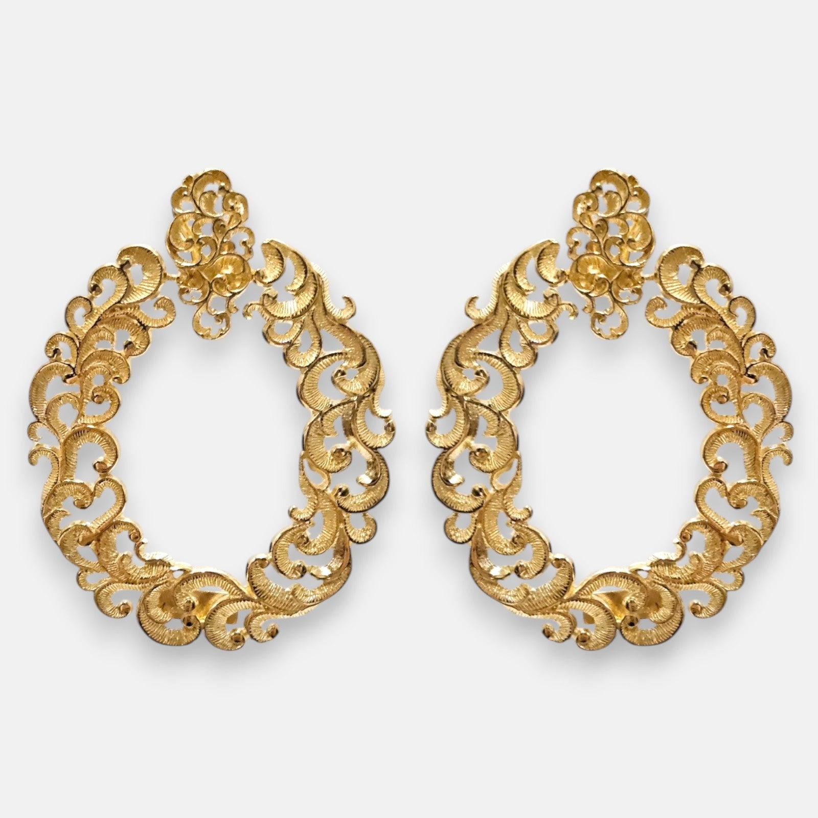 pendientes Aurelia de Maria e Luisa Jewels en plata 925 chapada en oro con calado ovalado.