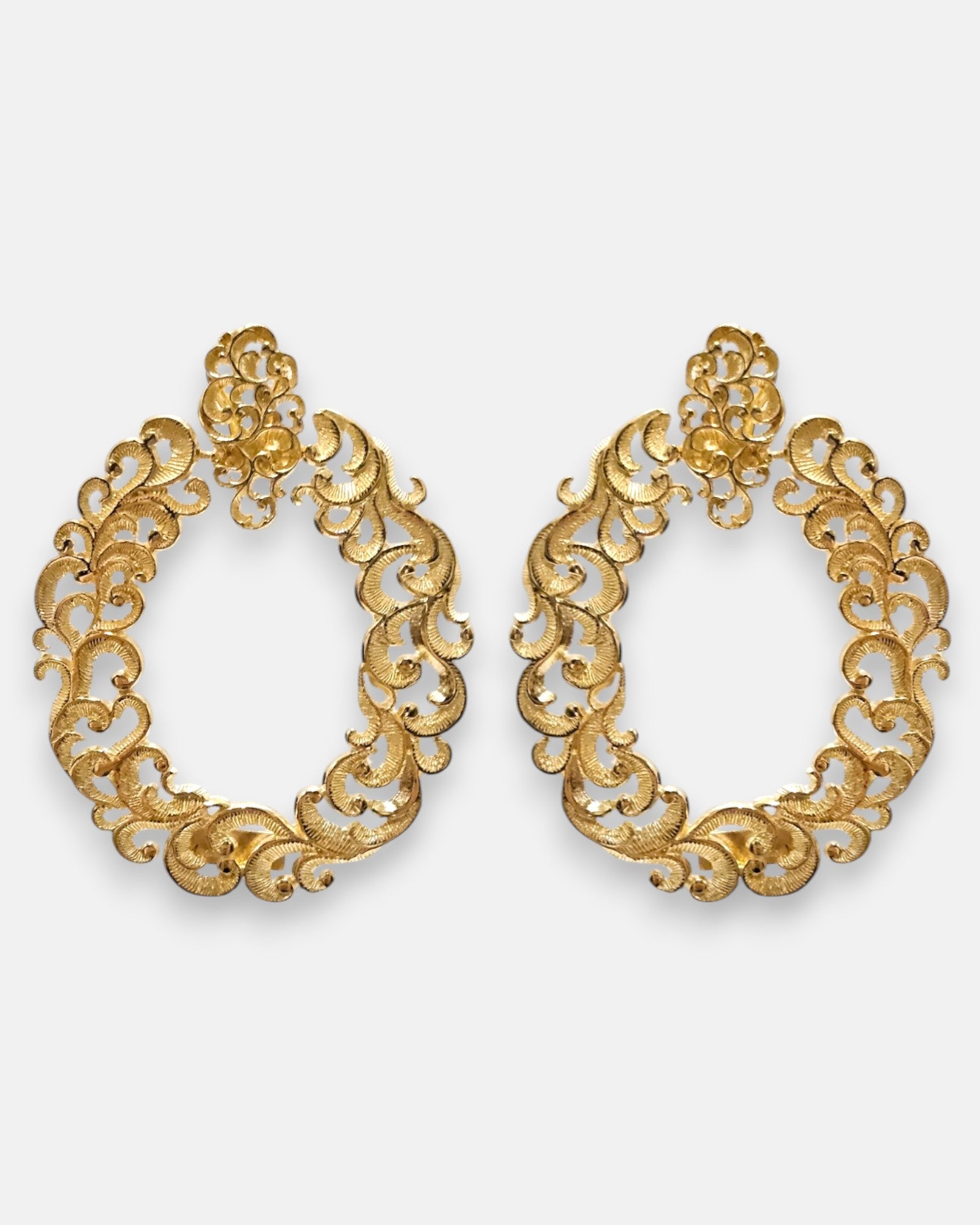 pendientes Aurelia de Maria e Luisa Jewels en plata 925 chapada en oro con calado ovalado.