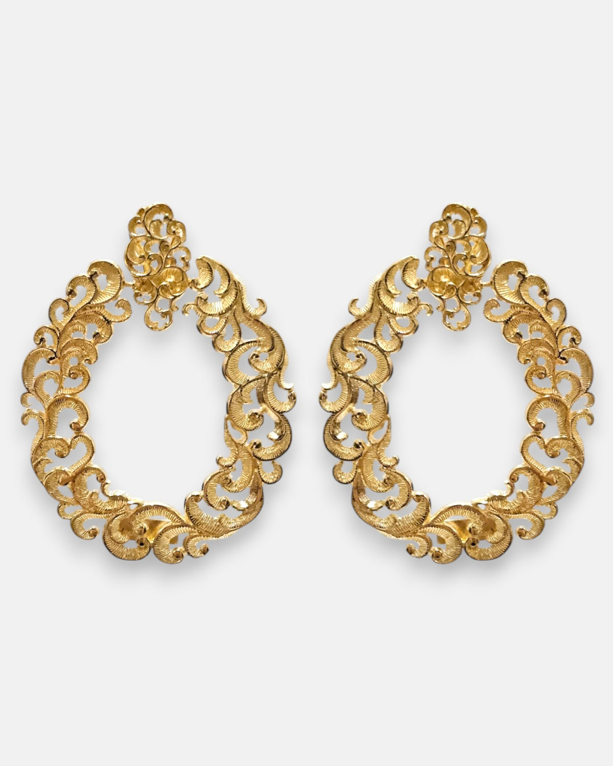 pendientes Aurelia de Maria e Luisa Jewels en plata 925 chapada en oro con calado ovalado.