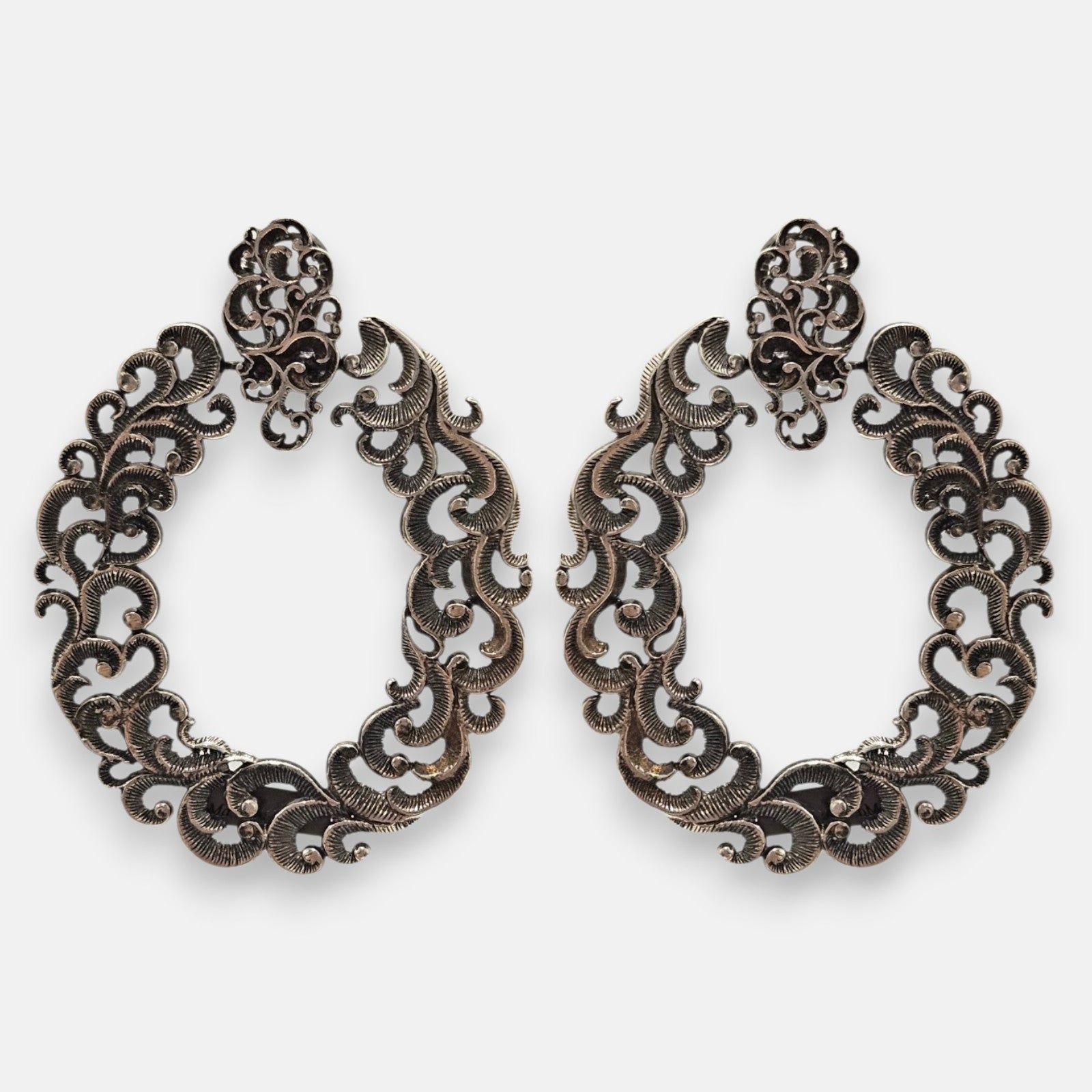 pendientes Smeralda de Maria e Luisa Jewels en plata 925 calada con forma ovalada.
