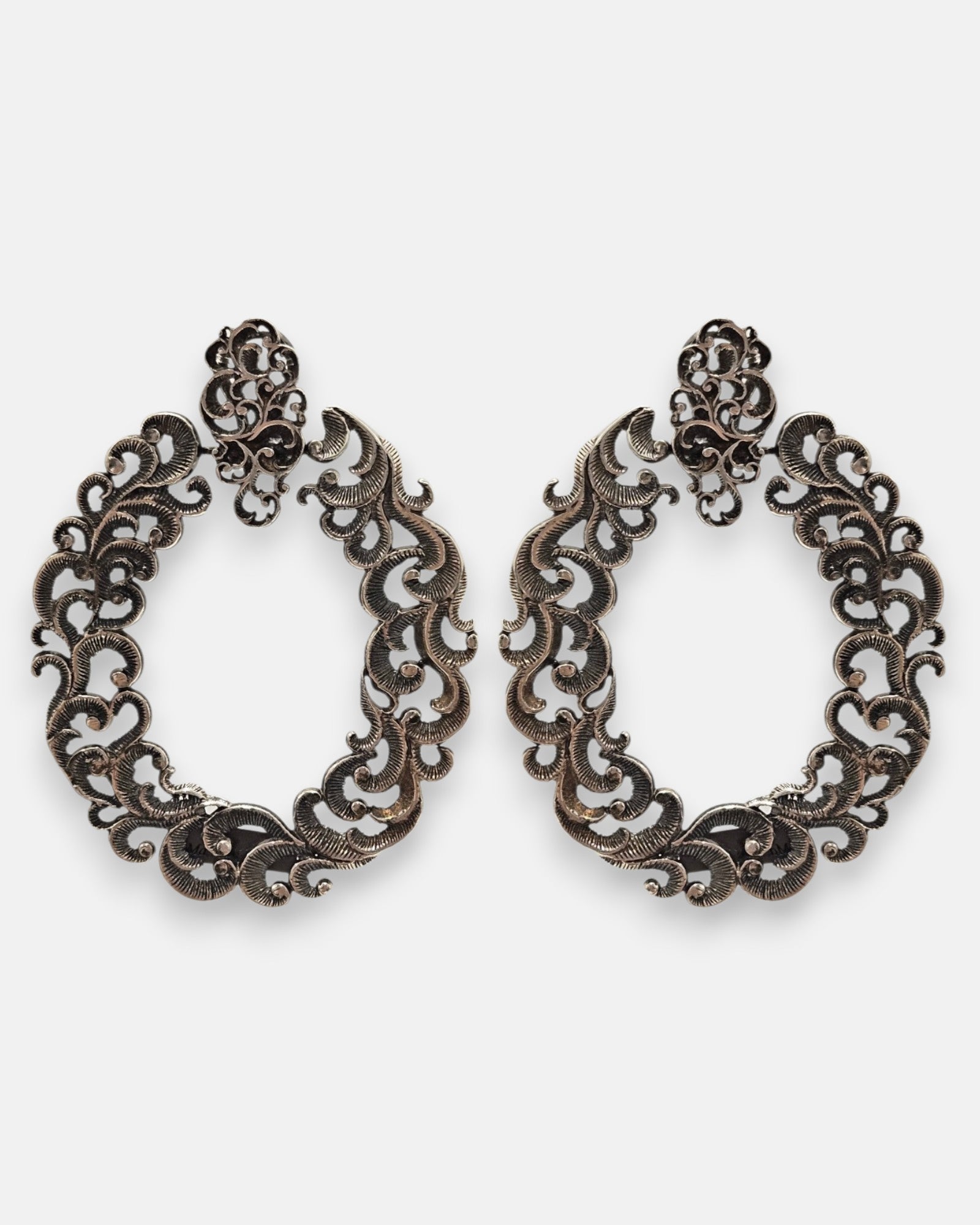 pendientes Smeralda de Maria e Luisa Jewels en plata 925 calada con forma ovalada.