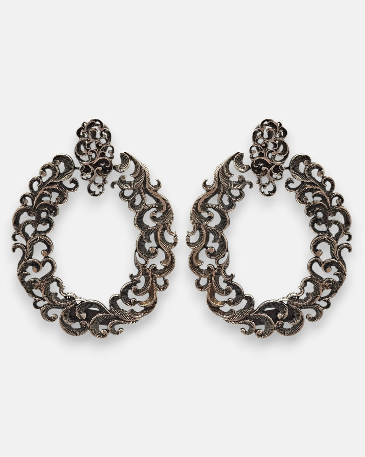 pendientes Smeralda de Maria e Luisa Jewels en plata 925 calada con forma ovalada.